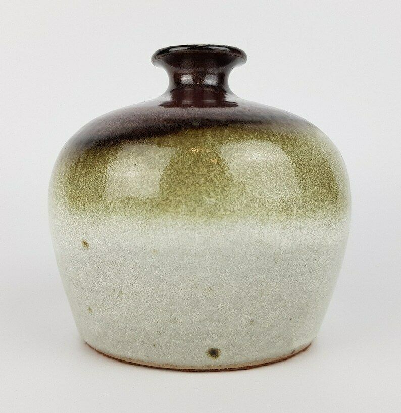 Vintage studio-aardewerk klein bruin en beige vaasje met vilten bodem, jaren 1960–70 photo Woonaccessoires
