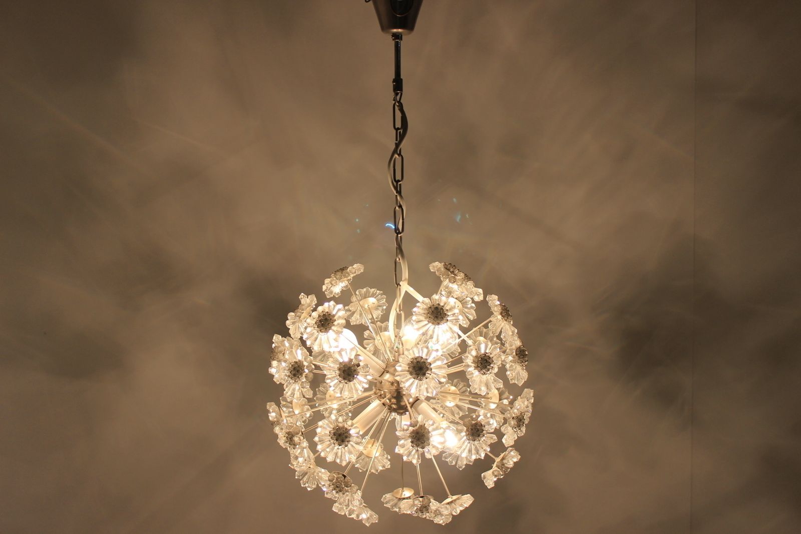Mid Century Chandelier Dandelion, Sputnik photo vinterior
