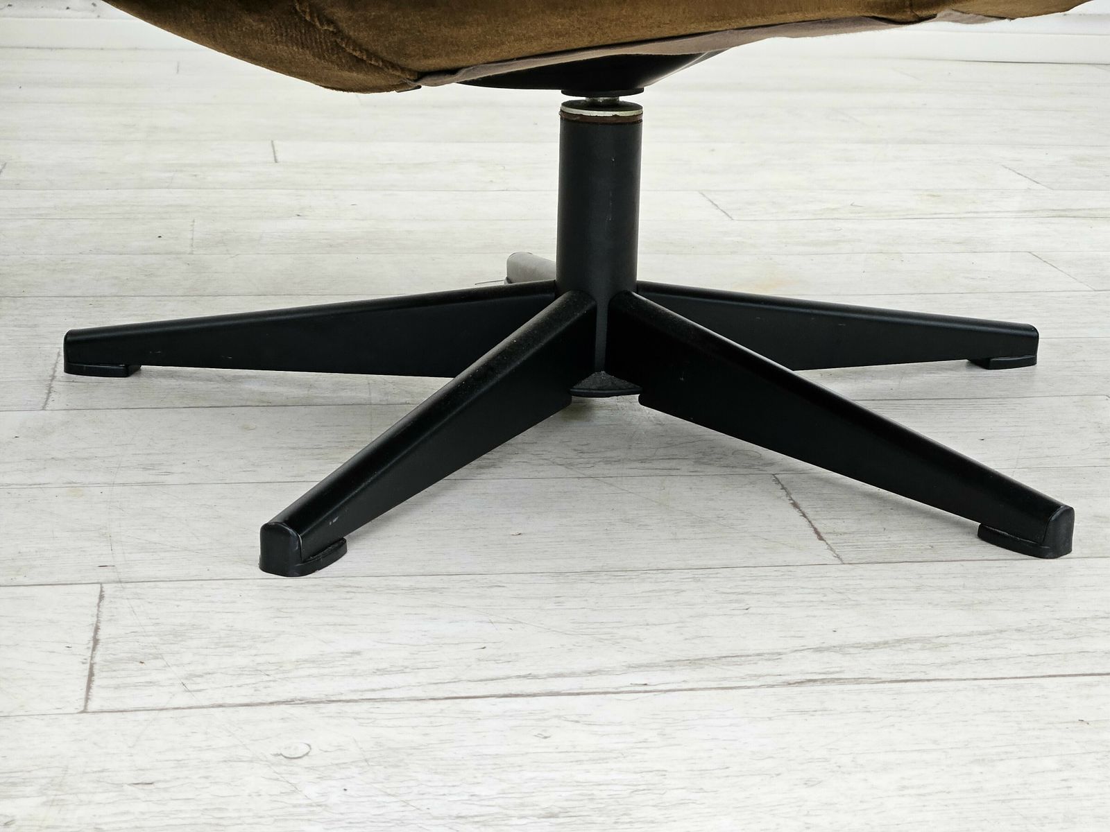 Vintage Scandinavische Draaifauteuil, Jaren 1970, Velours, Ongerestaureerde Staat. photo Meubels