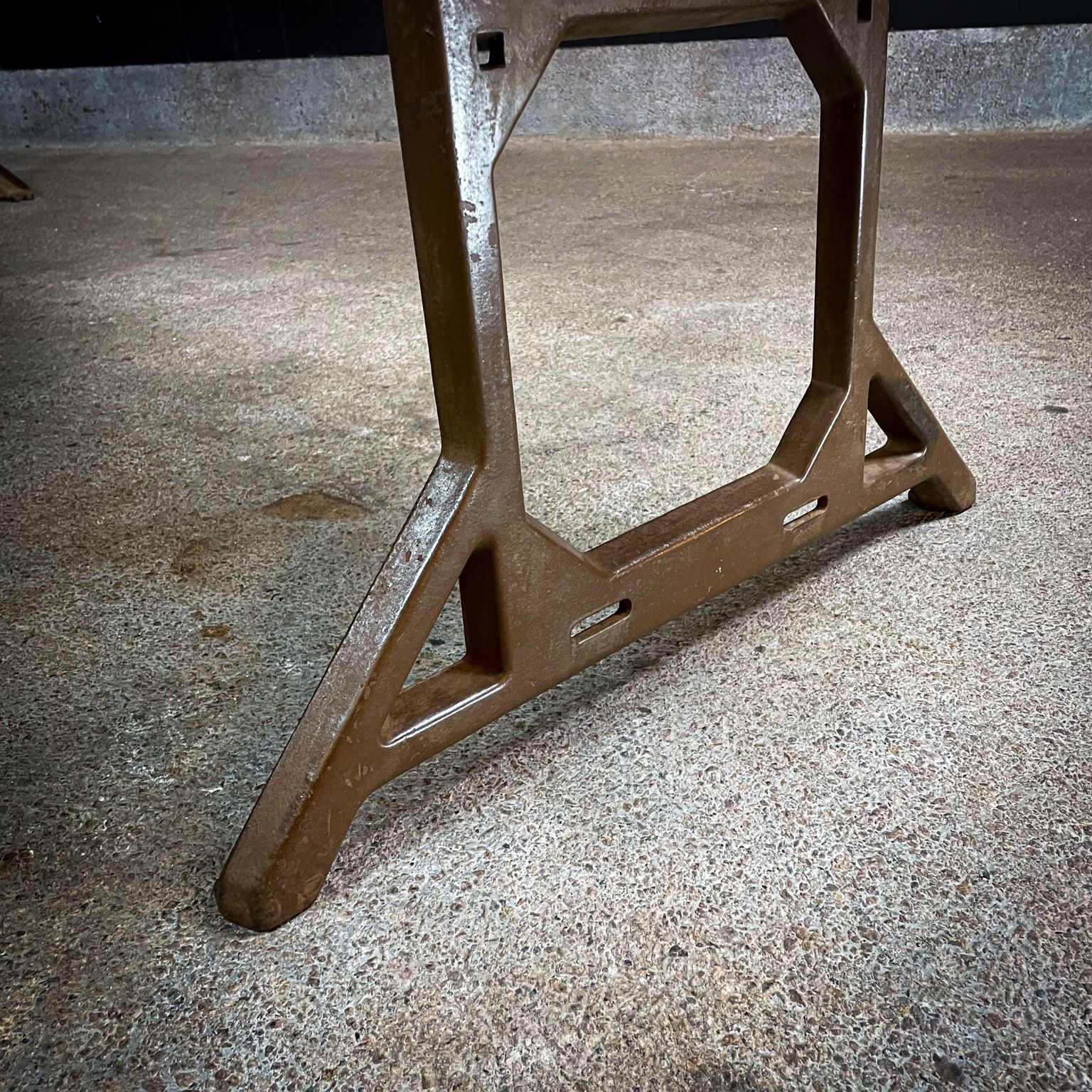 Industriële Eettafel Met Blad Van Beukenhout En Machinevoet photo vinterior