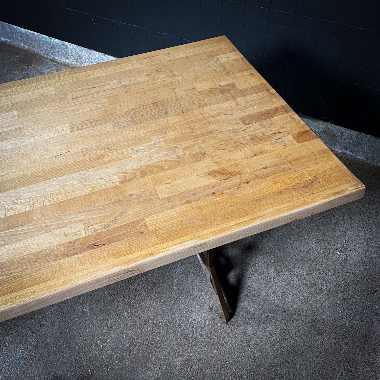 Meubels Industriële Eettafel Met Blad Van Beukenhout En Machinevoet photo