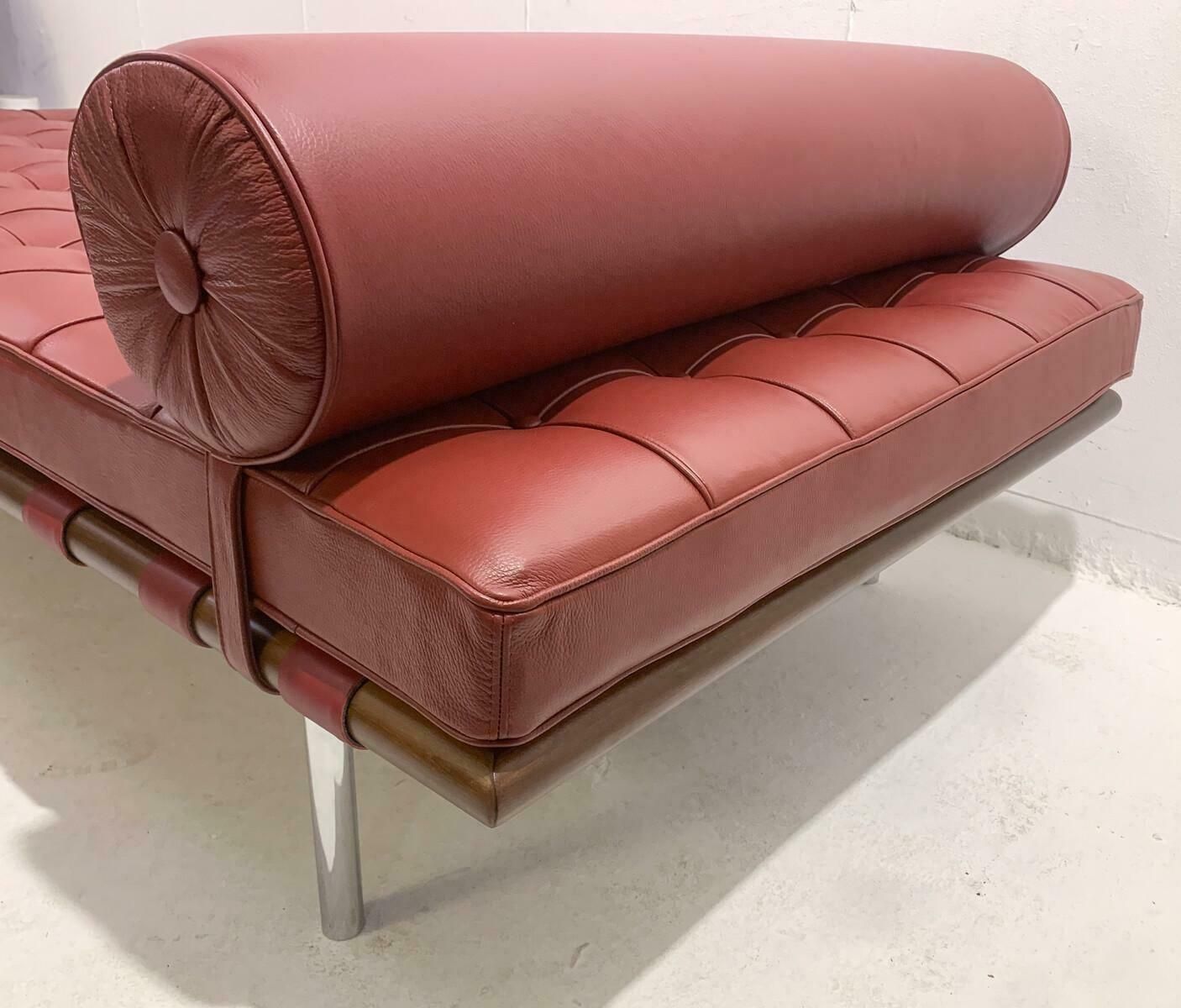 Barcelona Daybed By Ludwig Mies Van Der Rohe For Knoll, Burgundy Leather, 1990s photo for sale