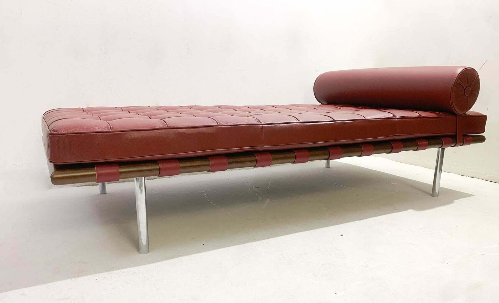 Barcelona Daybed By Ludwig Mies Van Der Rohe For Knoll, Burgundy Leather, 1990s photo vintage