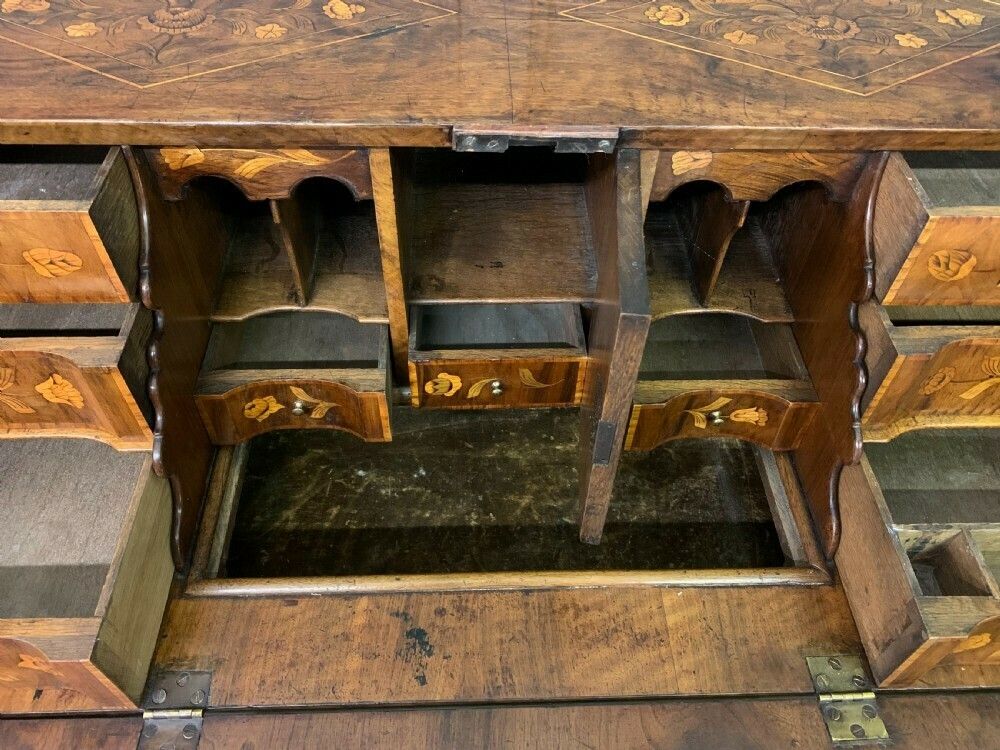 photo vinterior 18th Century Dutch Marquetry Walnut Bureau