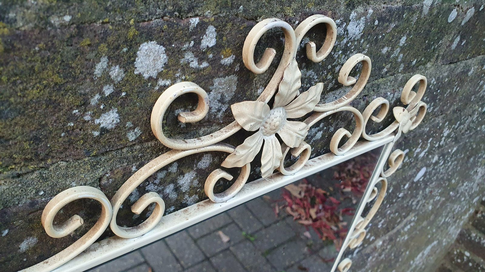 photo furniture Large Classic 60’s Retro Large Metal Painted Cream Mirror. Flower Motif. 60’s Chic 81 X 45 Cm