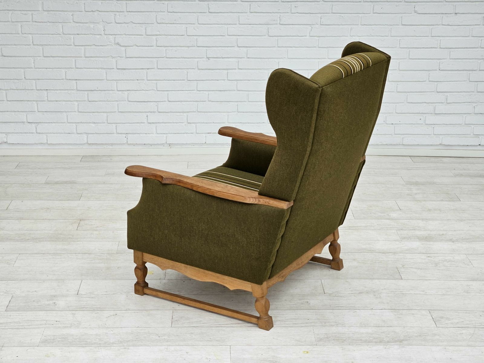 photo vinterior 1970s, Danish Wingback Chair, Original Upholstery, Green Furniture Wool.