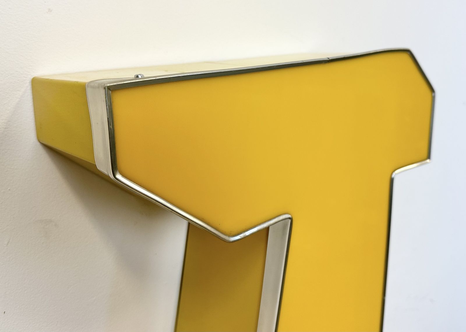 photo vinterior Large Vintage Yellow Illuminated Letter T , 1980s