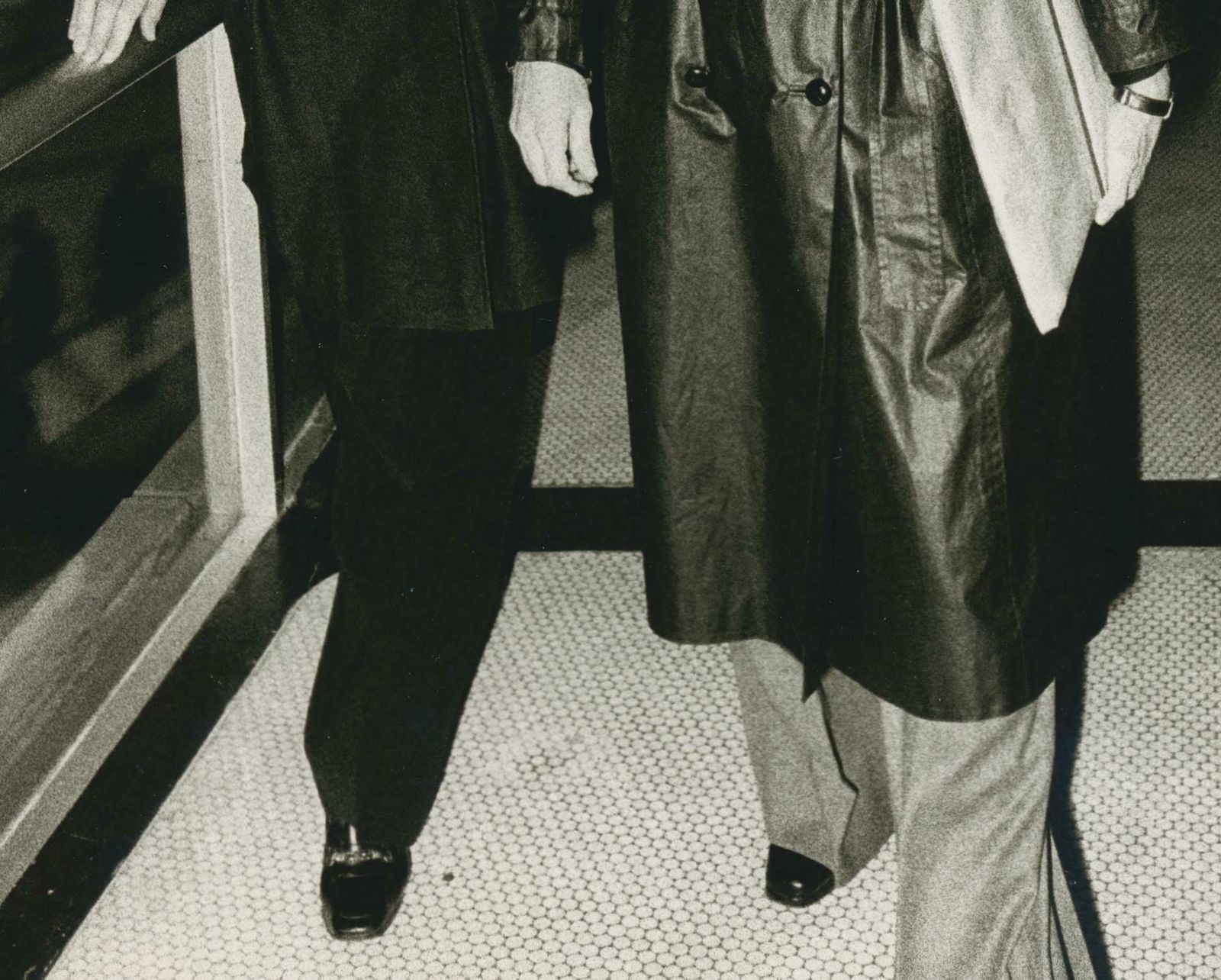 Jean Gabriel Barthelemy Jackie Onassis Verlässt Paris, Frankreich, 1970er Jahre  1970s photo furniture
