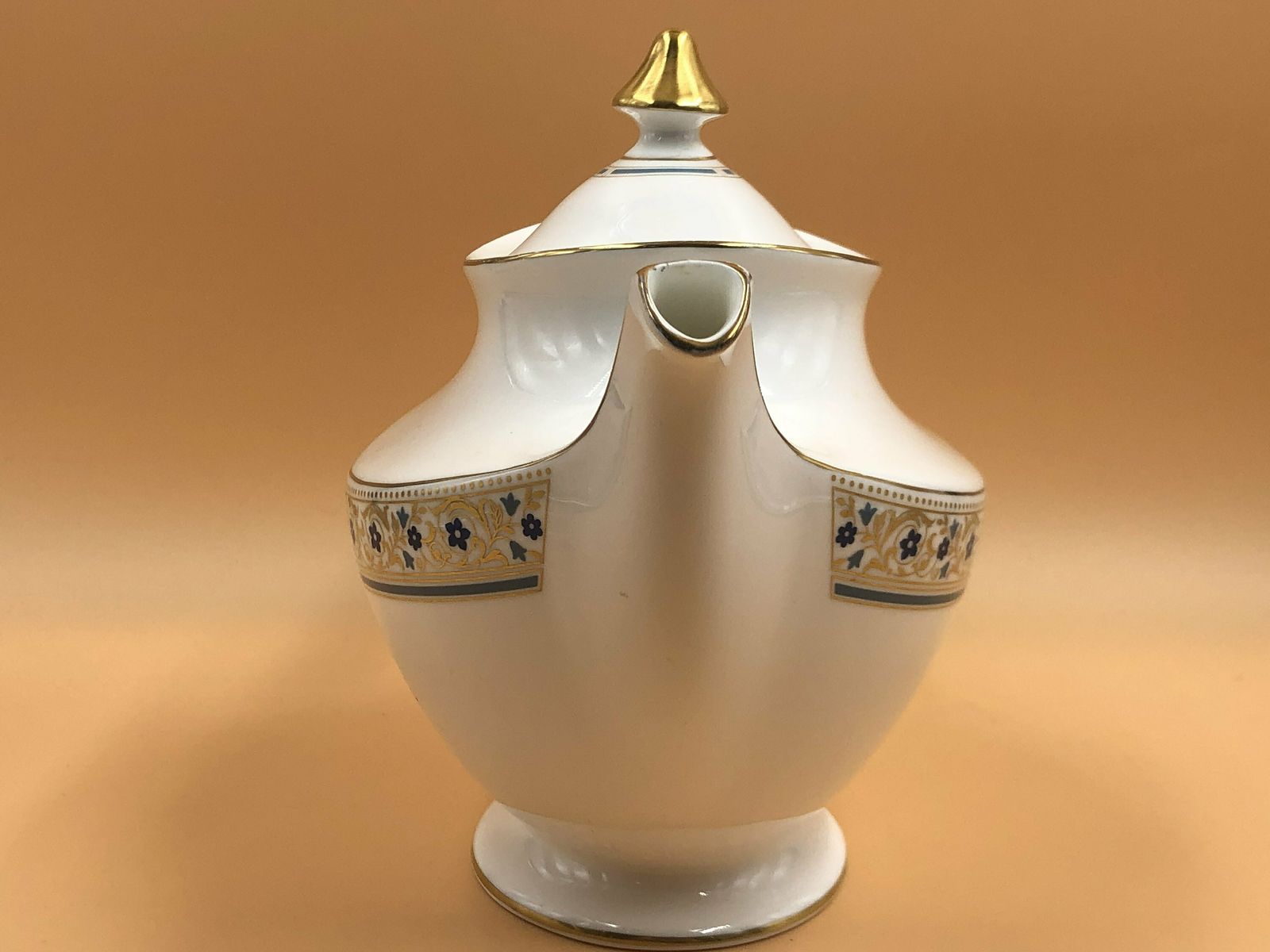 Royal Doulton China Empress Design 2 Pint Capacity Tea Pot. H5063.   Free Uk Post photo furniture