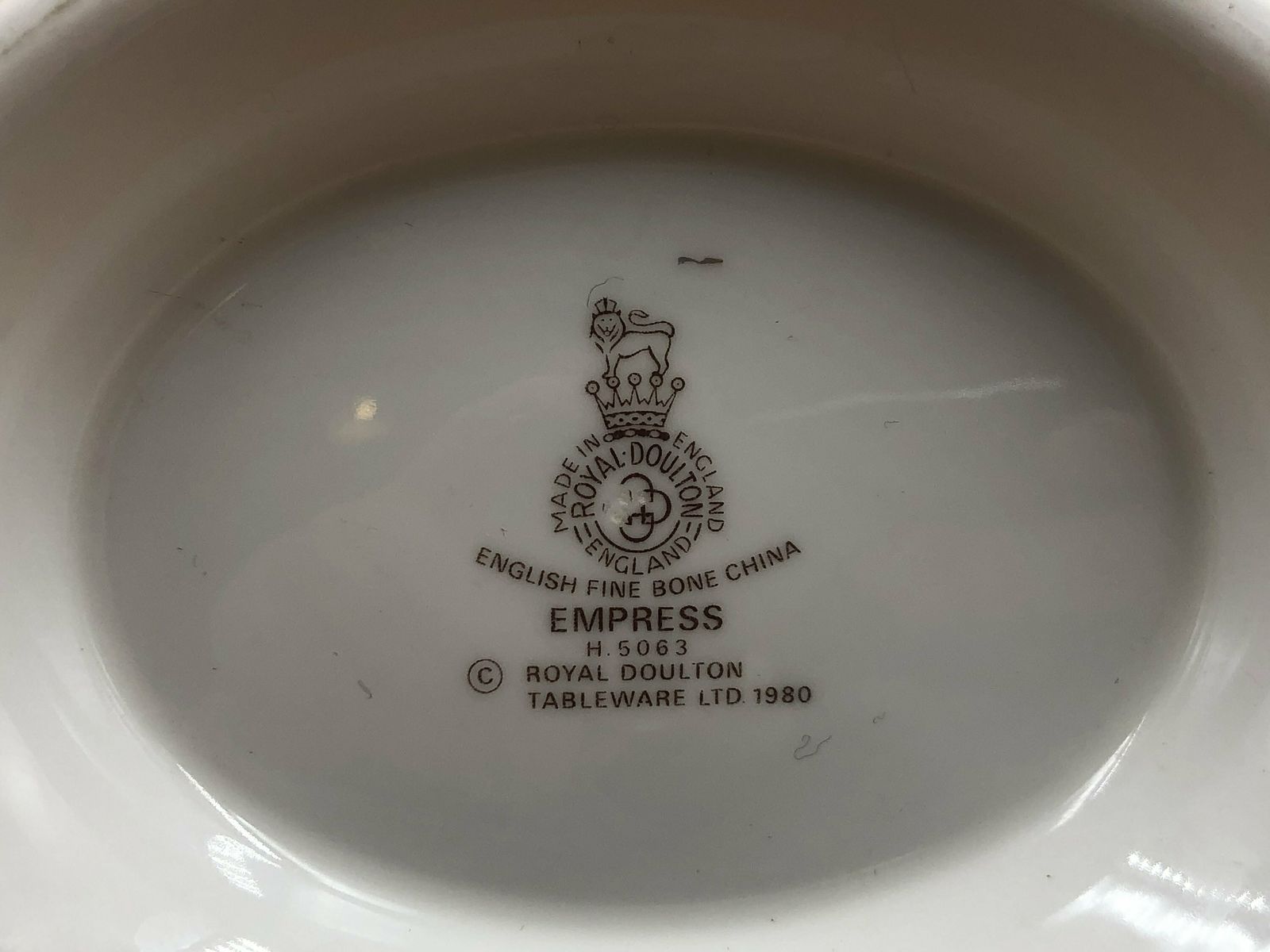 photo furniture Royal Doulton China Empress Design 2 Pint Capacity Tea Pot. H5063.   Free Uk Post