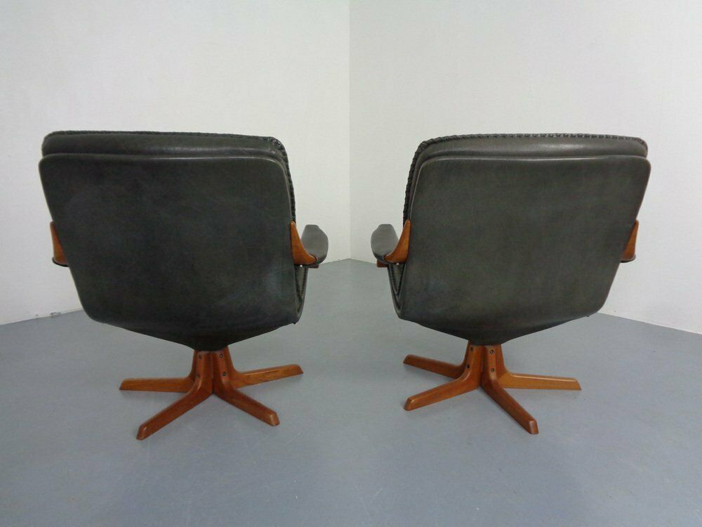 photo vintage Danish Teak & Leather Swivel Lounge Chairs From Berg Furniture, 1970s, Set Of 2