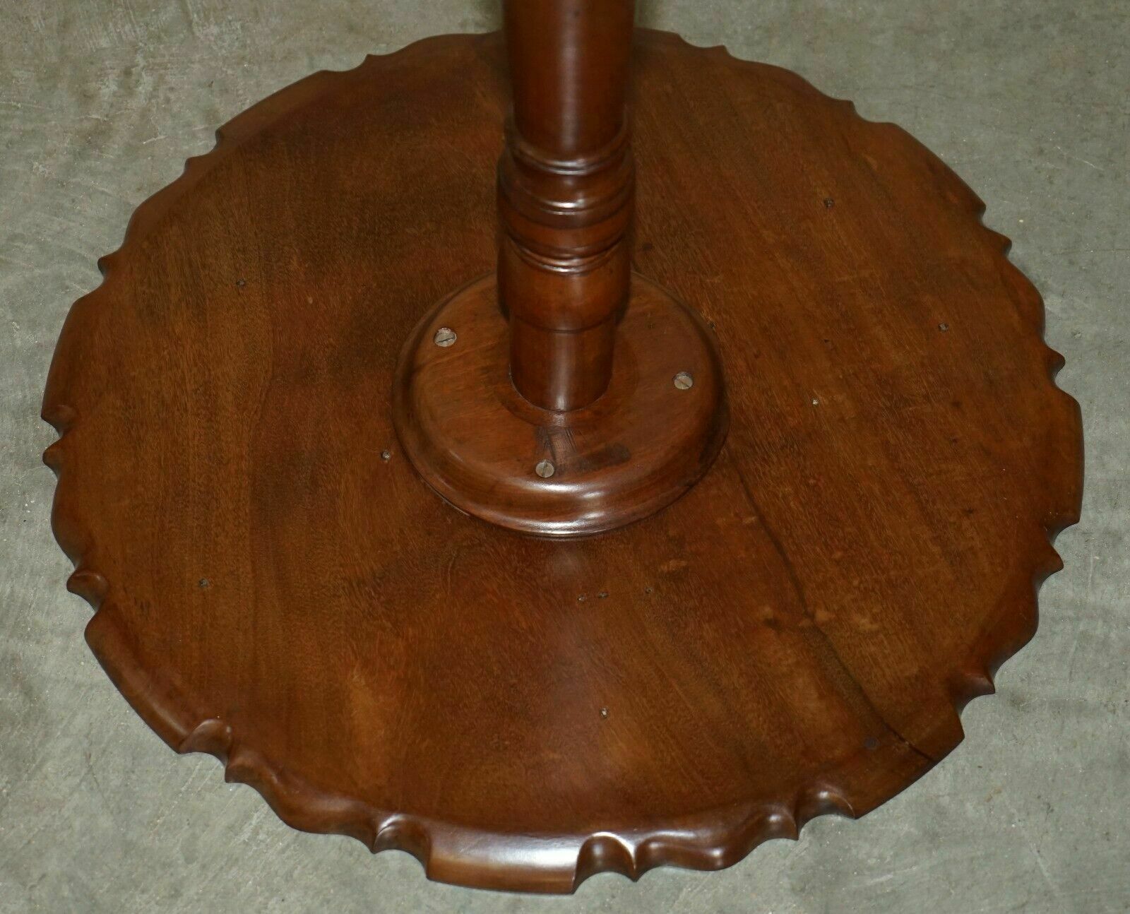 photo vinterior Lovely Circa 1920 Flamed Mahogany Pie Crust Edge Tripod Lamp Side End Wine Table