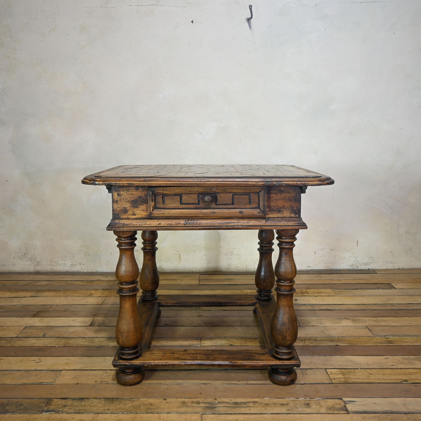 photo vinterior 18th Century North Italian Walnut Centre Table