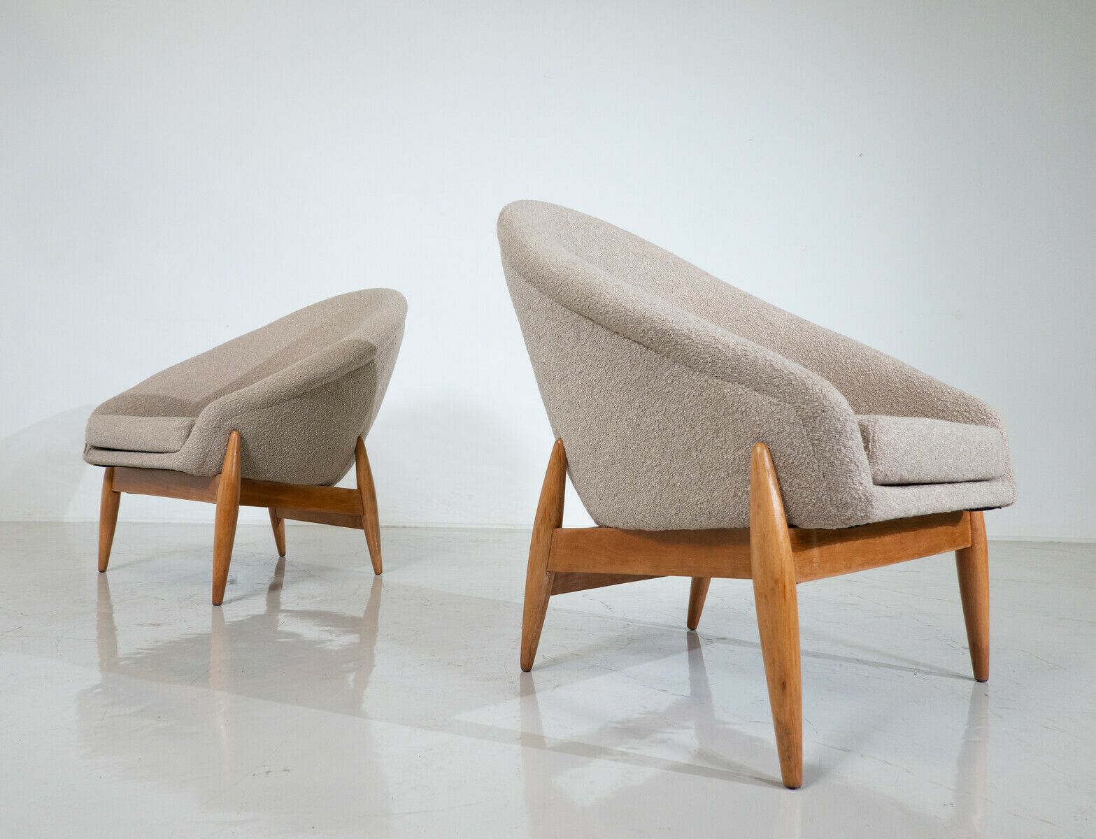 Pair Of Mid Century Modern Beige Fabric Armchairs By Julia Gaubek – Hungary 1950s