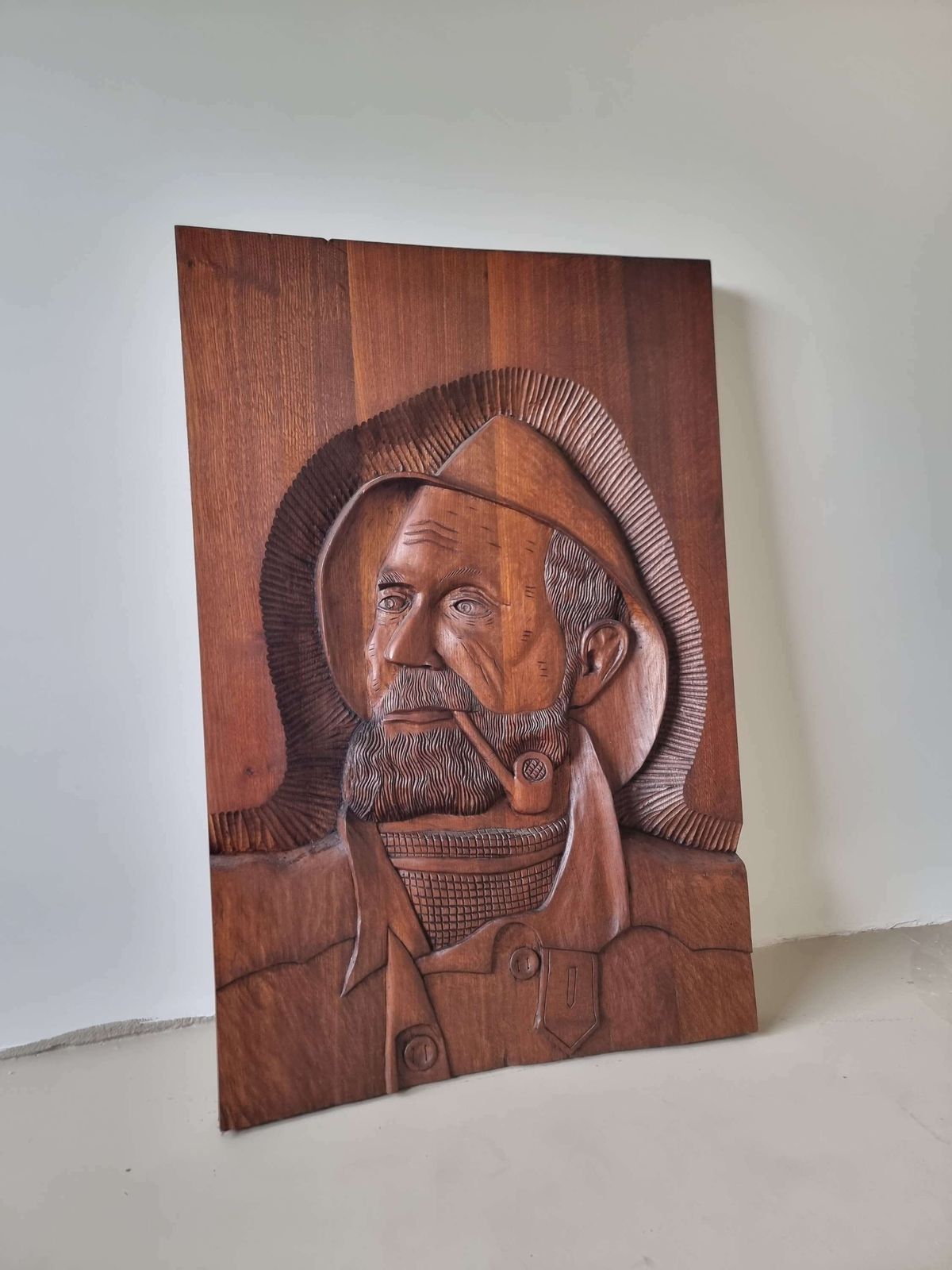 Massief Eiken Wanddecoratie Met Gesneden Figuur Van Man Met Pijp photo furniture