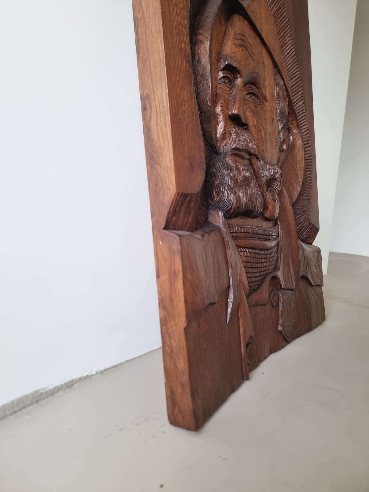 Massief Eiken Wanddecoratie Met Gesneden Figuur Van Man Met Pijp photo 725.0