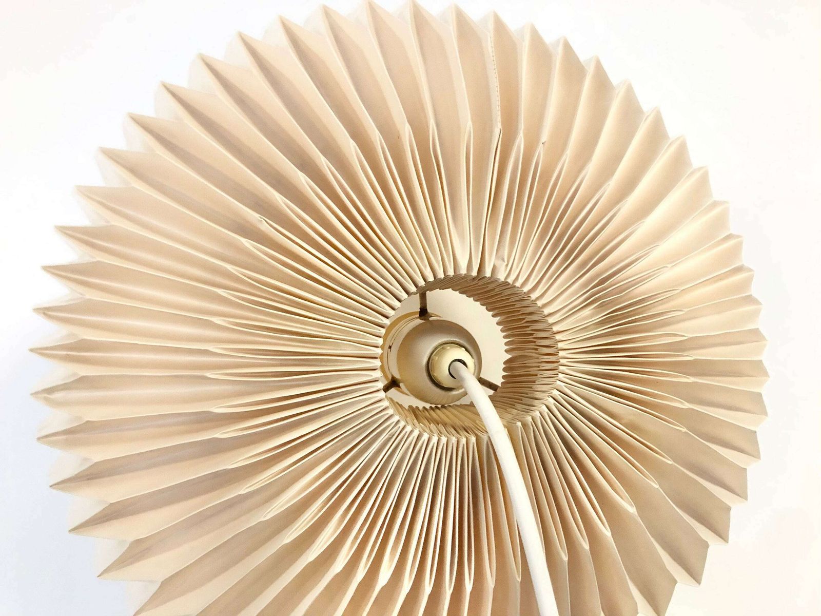 photo furniture Vintage Original Le Klint Model 147 Large Mid Century Modern Folded Ceiling Lamp In Cream   Design By Esben Klint In 1952