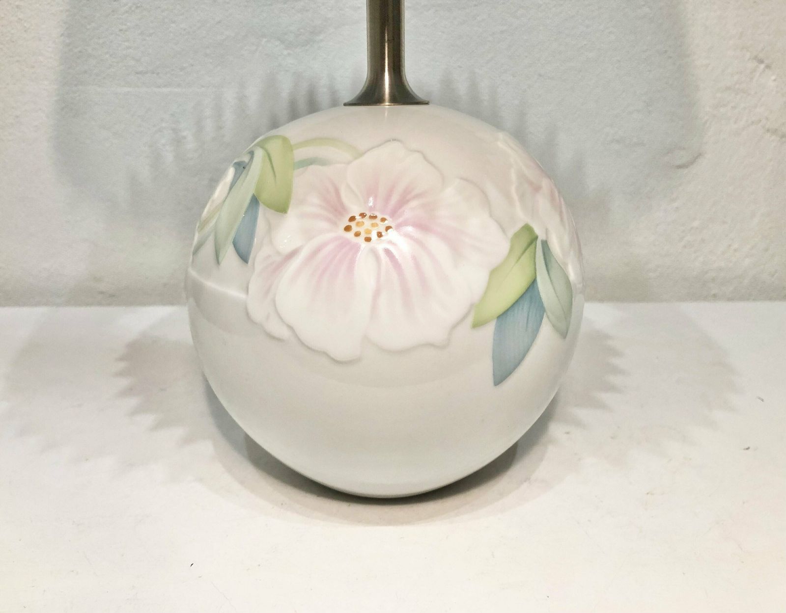 Lampe de table Royal Copenhagen Deauville en porcelaine danoise vintage, à décoration florale et abat-jour violet, par Annegrete Halling Koch photo vintage