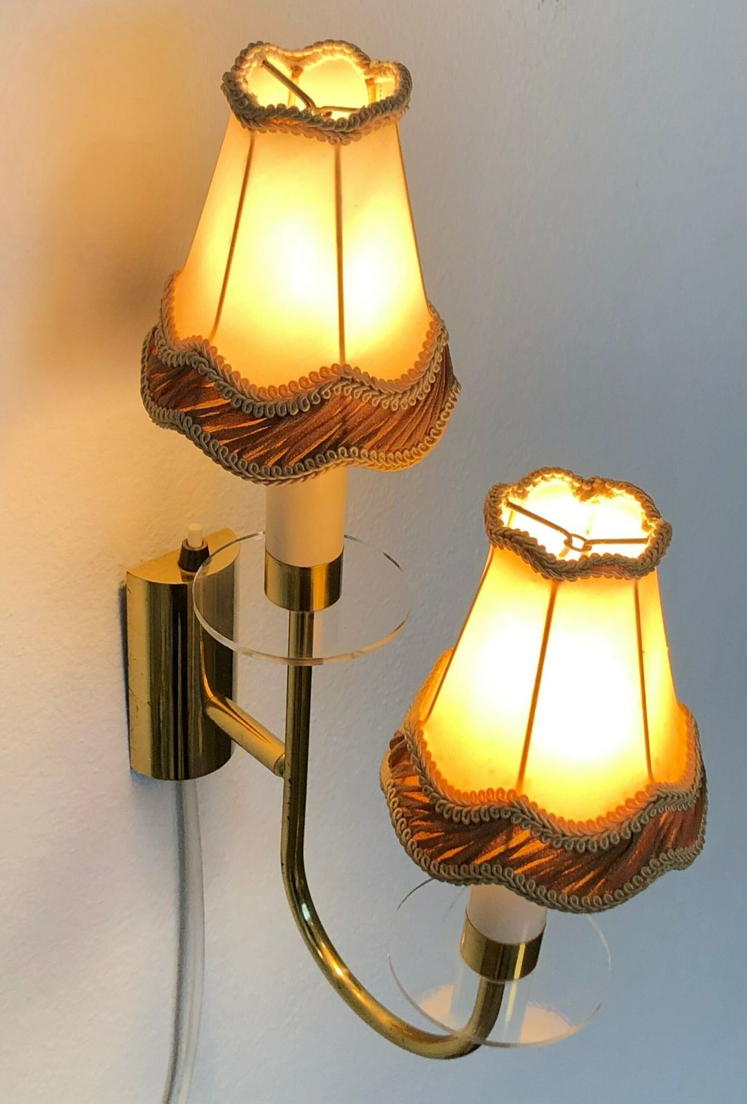 Deense mid-century messing wandlamp met twee fittingen en organische vormgeving met vintage kapjes photo 160.0