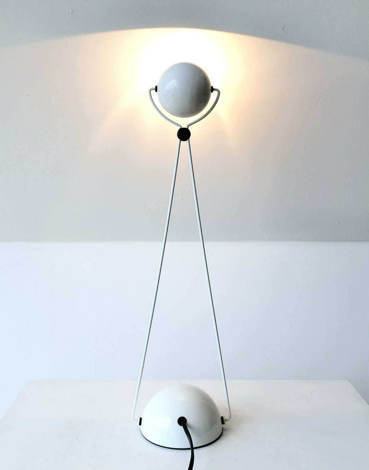 Postmodern Italian “Meridiana” Table Lamp In White Metal And Minimalist Expression   Design From The 1970s By Stefano Cevoli For Vermezzo photo furniture