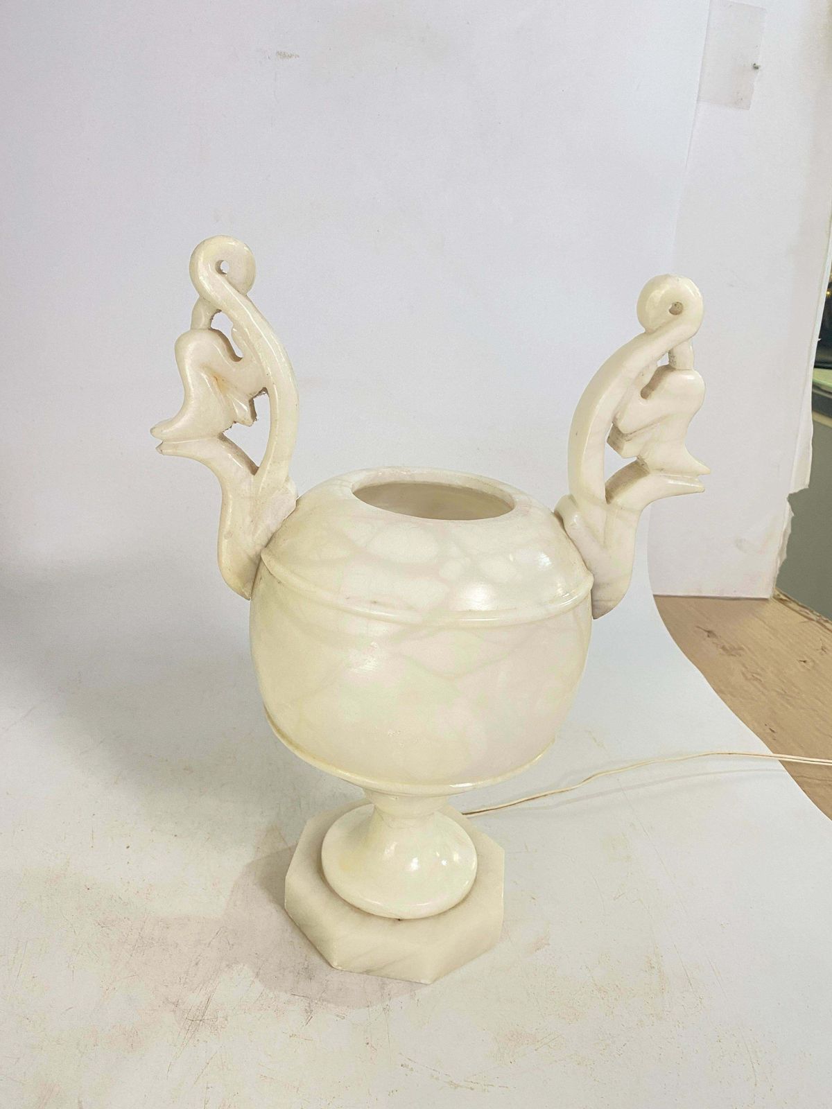 photo vintage Art Deco Alabaster Urn Uplighter Table Lamp, White Color France, Circa 1960