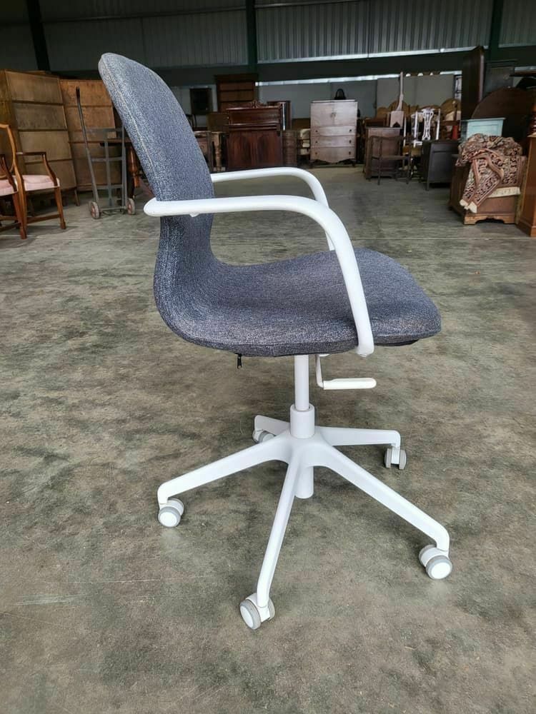 20thc 70's Style Swivel Tilt Office Arm Chair 5 Star Metal Base Castors White photo Furniture