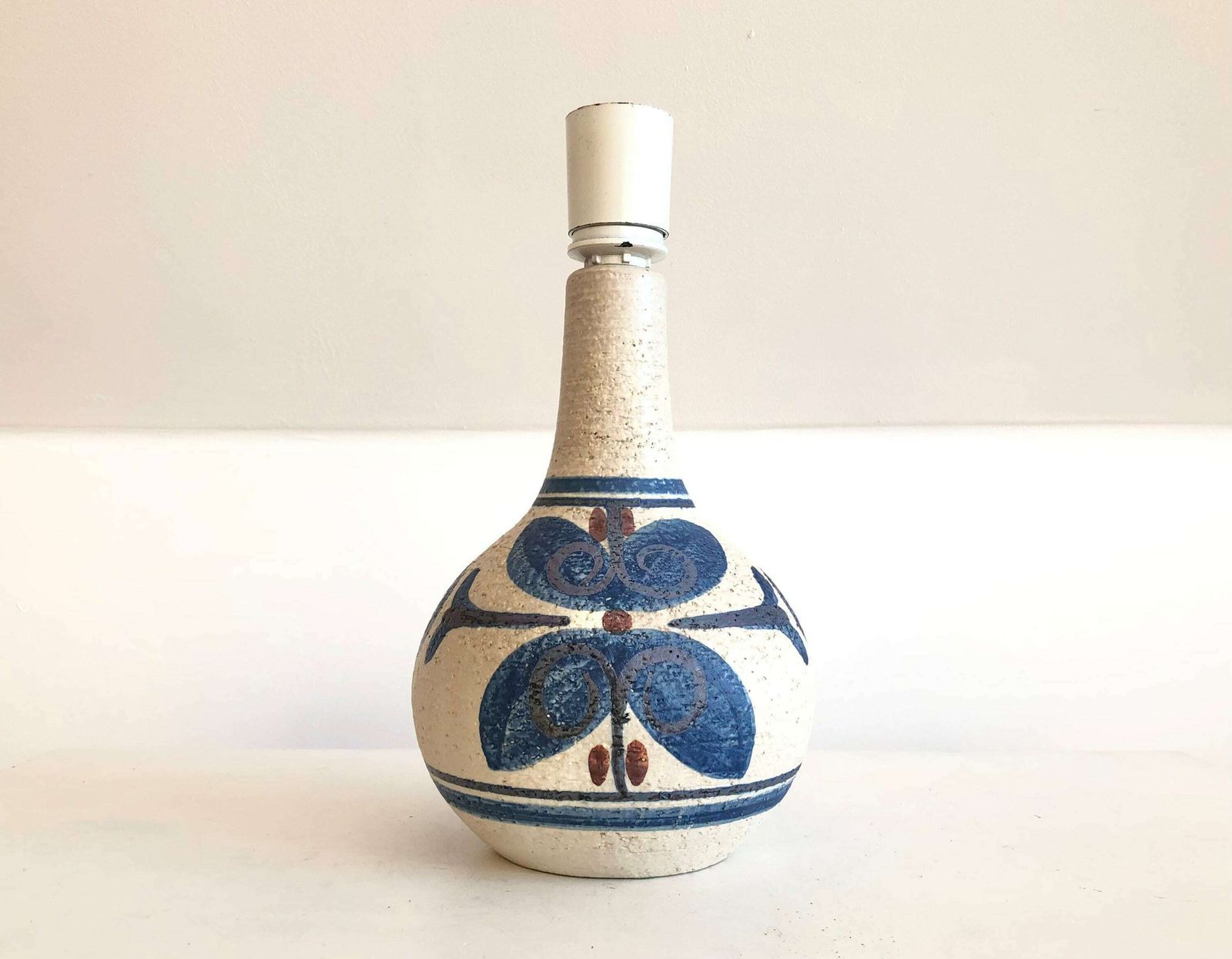 Danish Original Mid Century Modern Stoneware Table Lamp With White Glaze And Gorgeous Blue Decoration   Design By Søholm, Bornholm Denmark