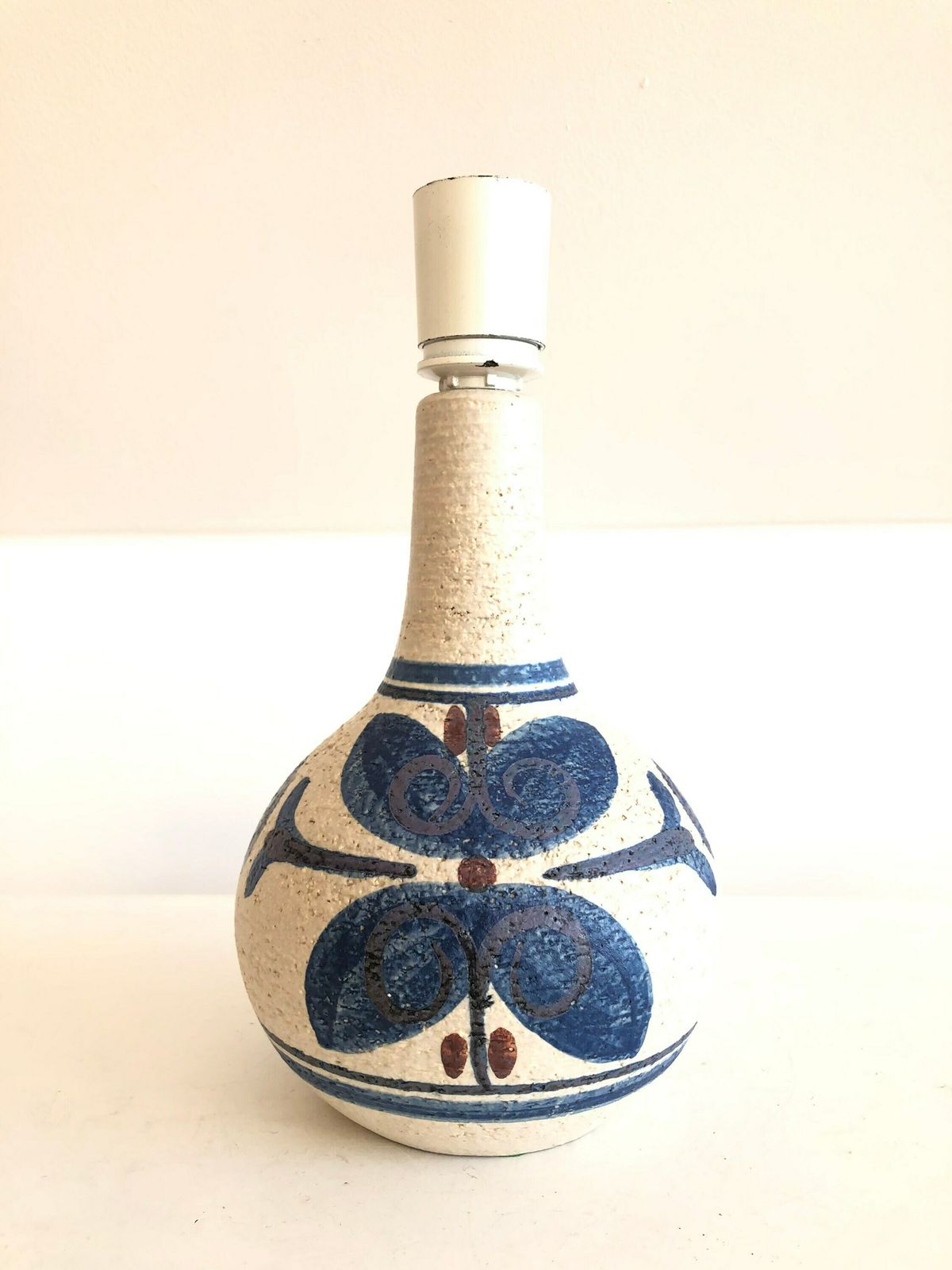 Danish Original Mid Century Modern Stoneware Table Lamp With White Glaze And Gorgeous Blue Decoration   Design By Søholm, Bornholm Denmark photo Lighting