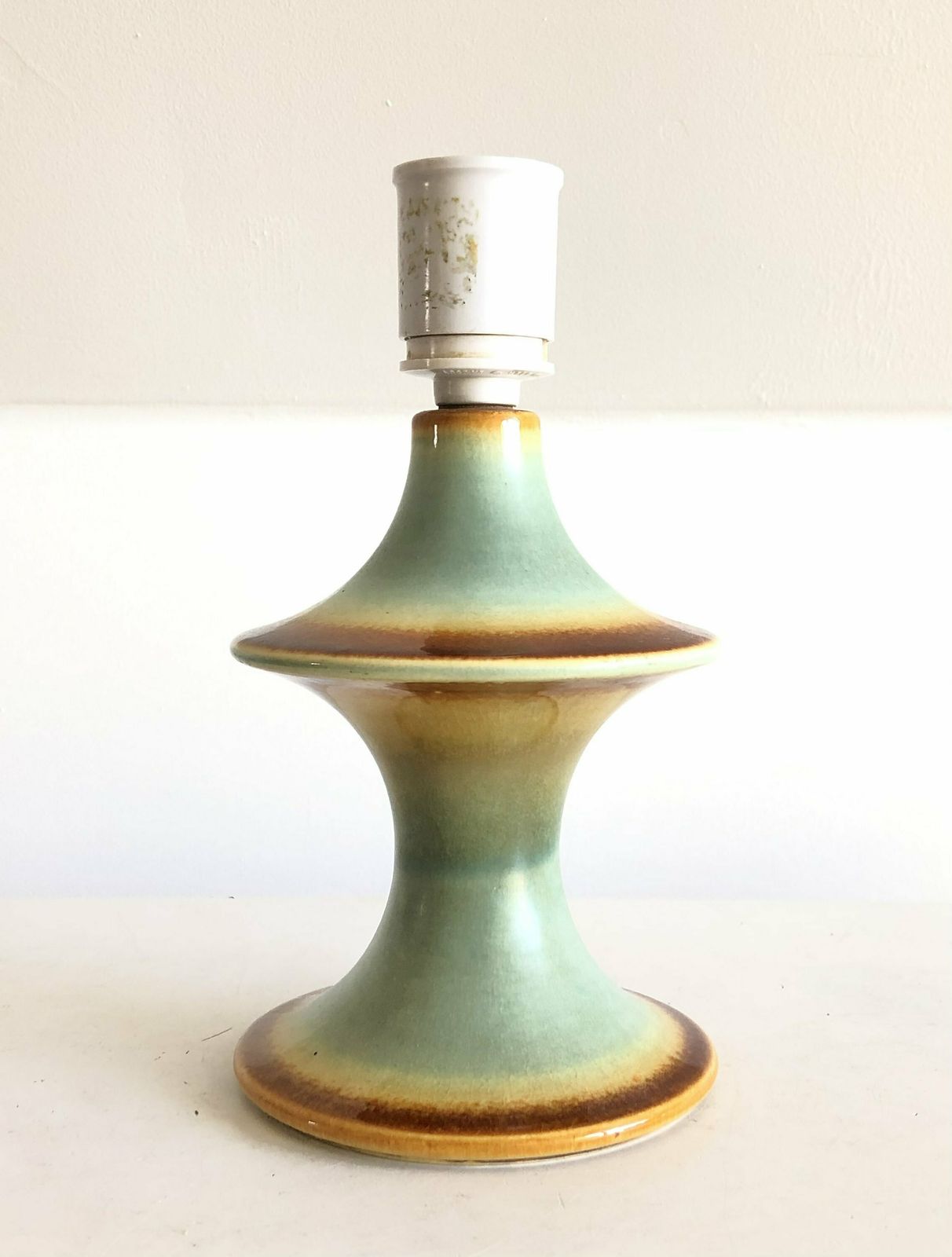 Deens Sculpturaal Keramiek Studio Mid-Century Tafellamp in Organische Vorm met Groen en Bruin Glazuur – Ontwerp van Hasle Keramik, Denemarken photo vinterior