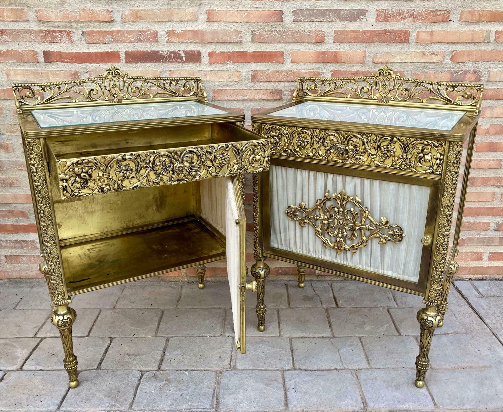 Tables de chevet vitrines françaises en bronze XIXe siècle, portes en verre et tiroir en laiton photo vinterior