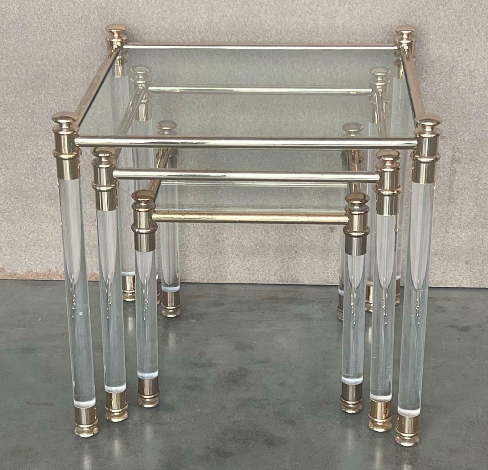 Série de trois tables gigognes vintage en Lucite et laiton, plateau en verre photo furniture
