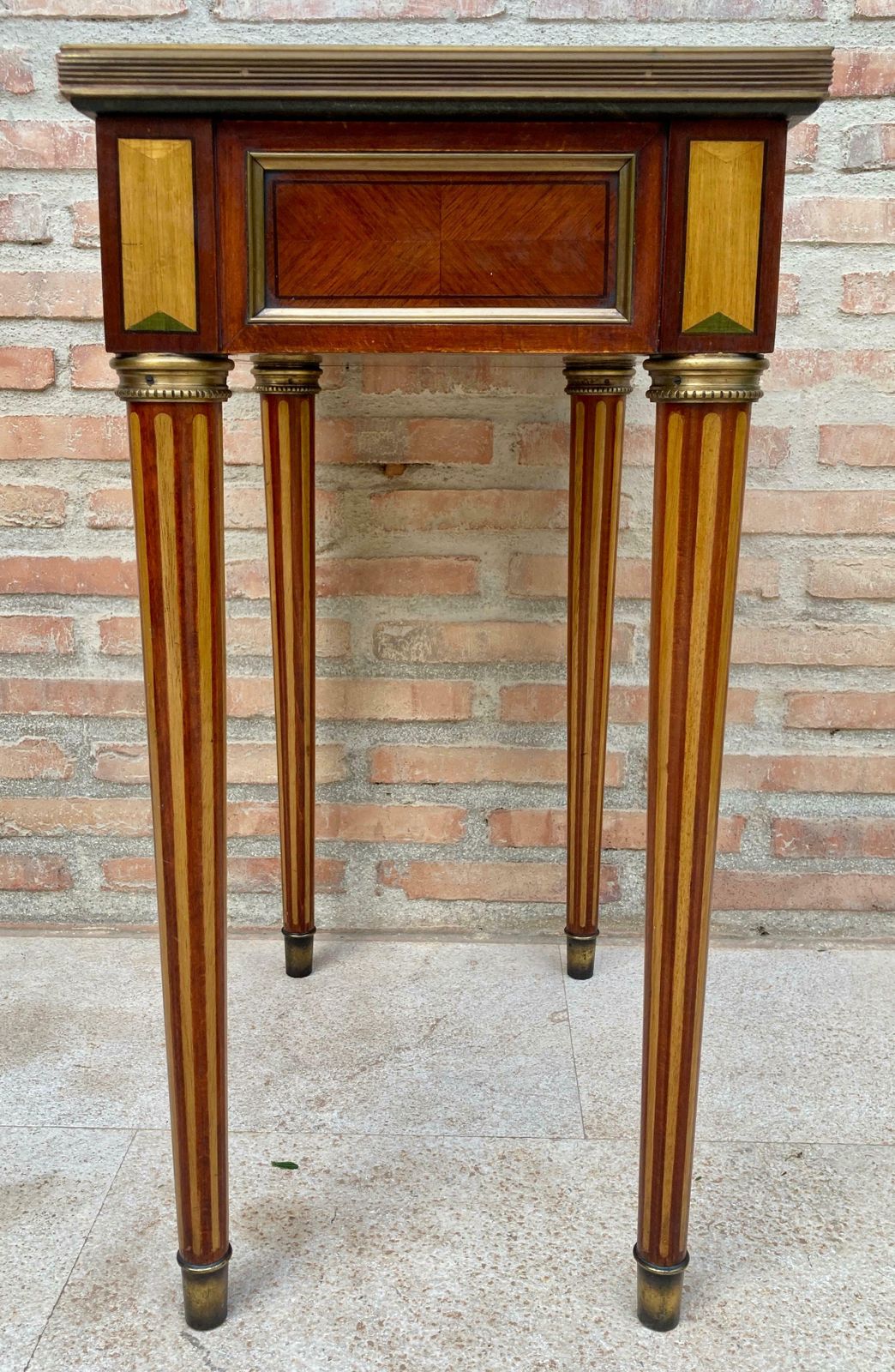Table d'appoint néoclassique en acajou, pieds cannelés et marbre vert, années 1920 photo vintage