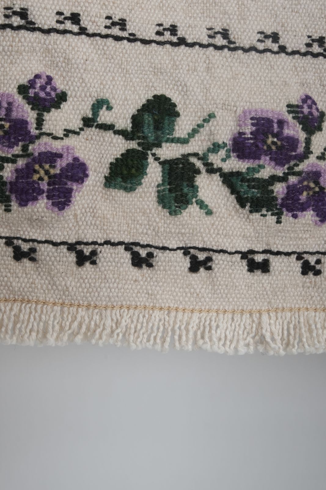 1960s Handwoven Needlepoint Turkish Kilim Rug 3'9'' X 4'9'' photo vinterior