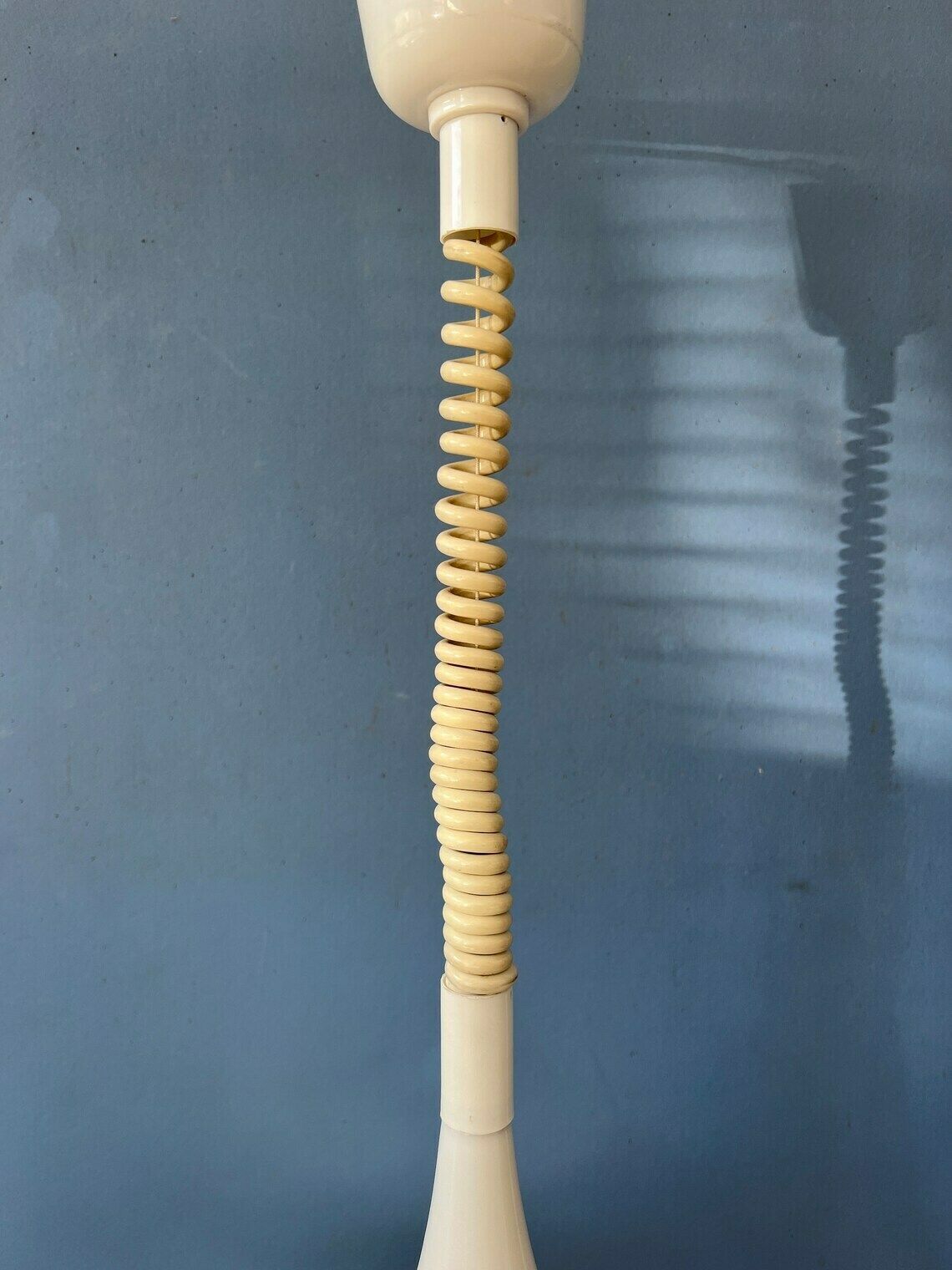 photo furniture Mid Century Witte Space Age Heksenhoed Hanglamp
