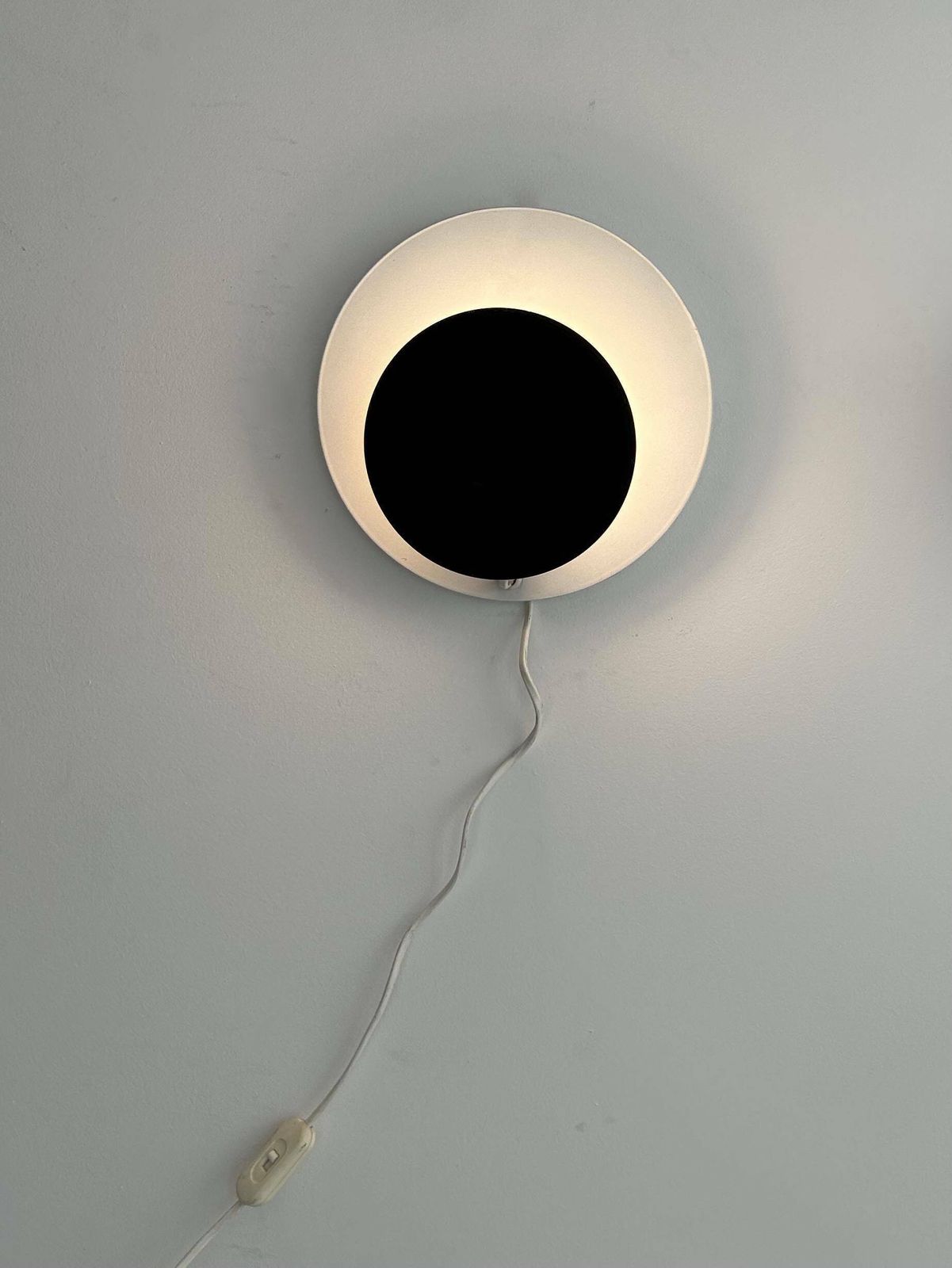 photo vinterior Vintage "Cirkle" Wall Lamp In Black And White Lacquered Metal, Denmark 1970s