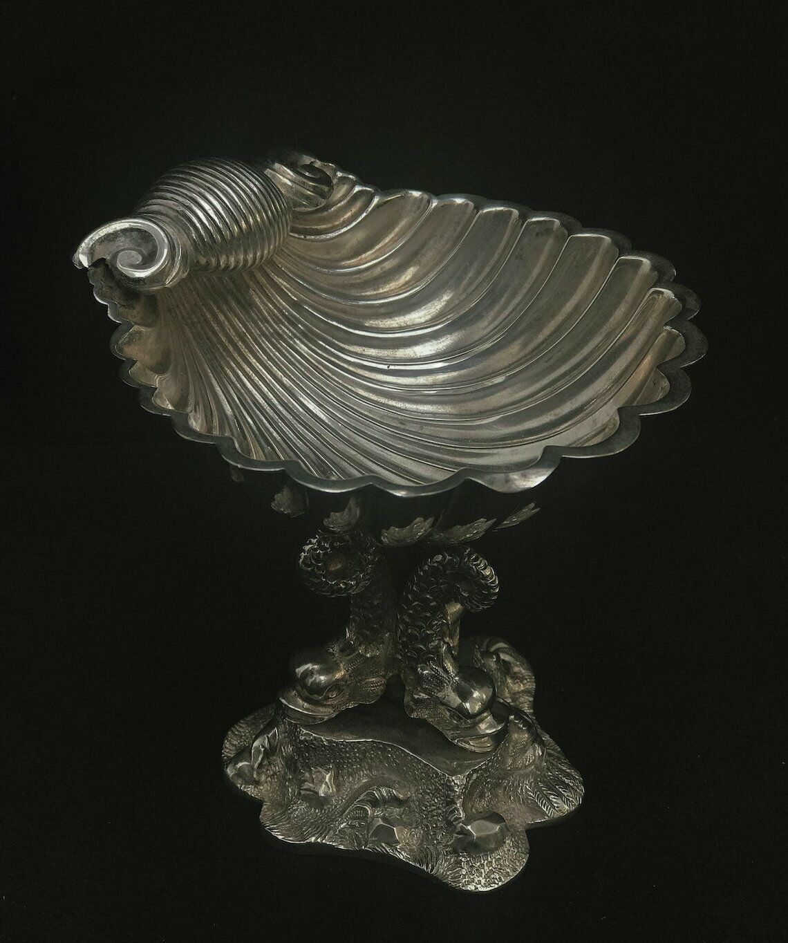 Victoriaanse Schelpschaal – Kaviaarschaal / Snoepschaal / Decoratie – William Hutton & Sons – Metalen Schelpkom Op 3 Dolfijnenornamenten