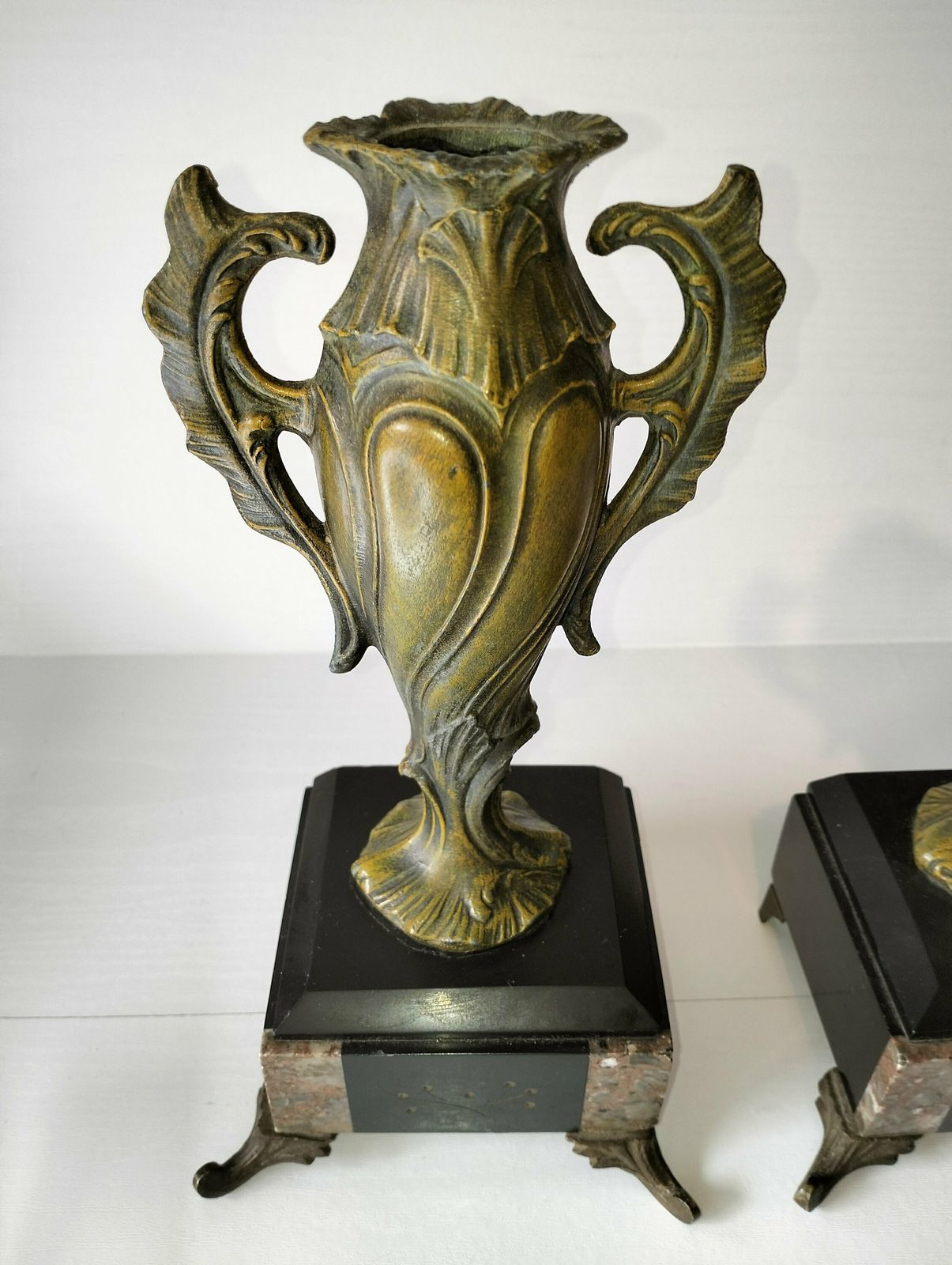 Franse Antieke Bronzen Spelter Urnen, Frans Antiek Rococo Bronzen Vaas, Paar Antieke Urnen, Château Chic Woondecoratie photo Woonaccessoires
