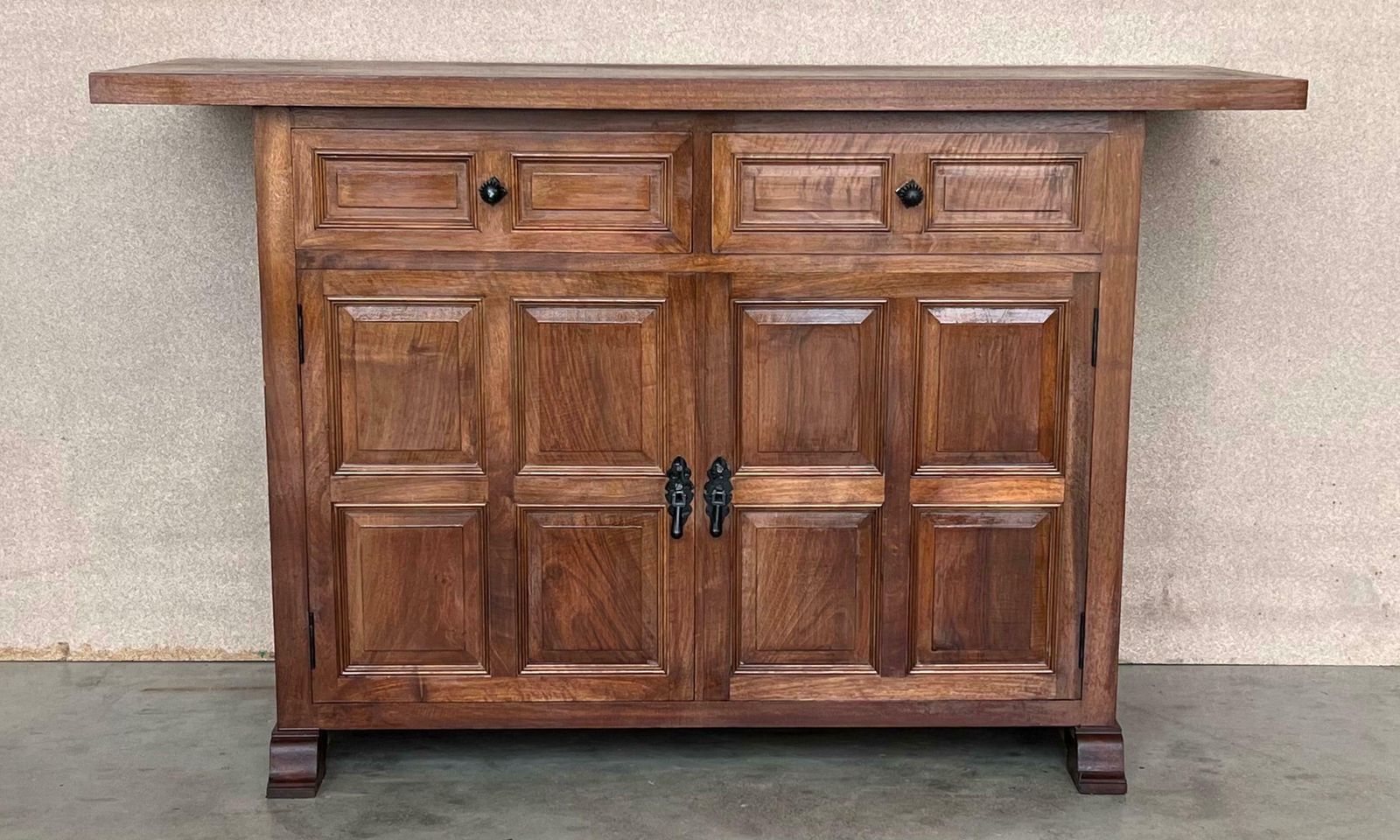 Paire de buffets catalans en chêne sculpté, style toscan, deux tiroirs, XIXe siècle photo furniture
