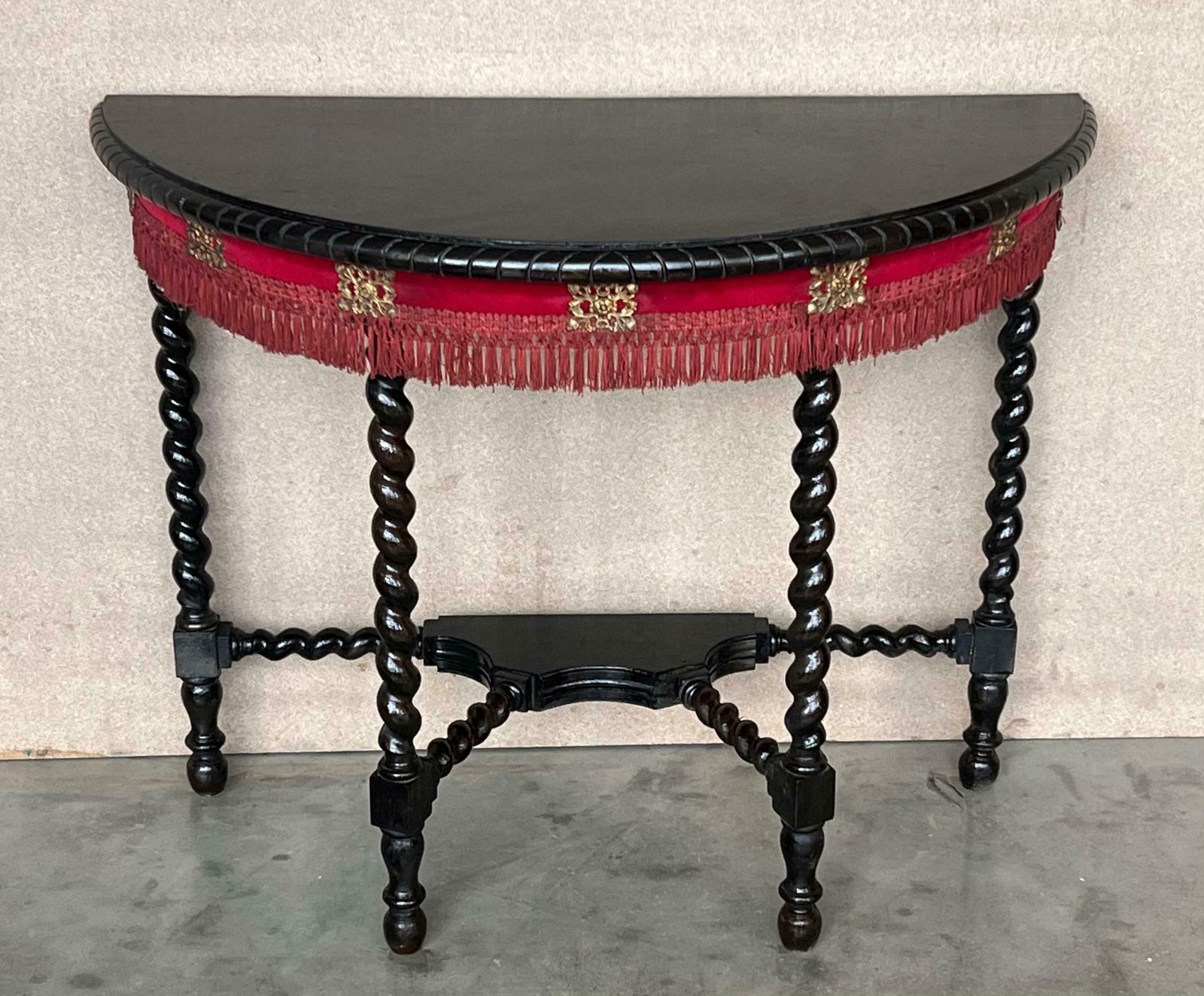 Table demi-lune anglaise à pieds salomoniques et franges, XIXe siècle photo for sale