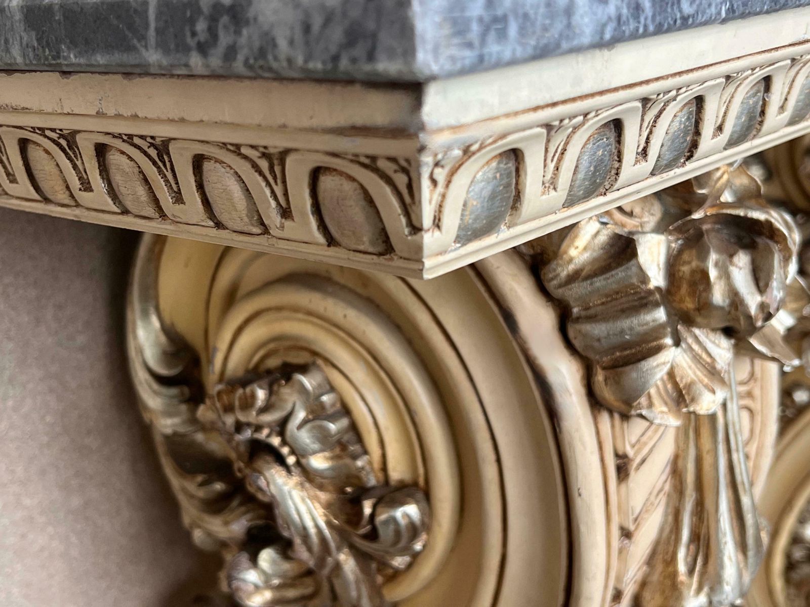 photo furniture Console Hollywood Regency à motif de feuilles de palmier, laquée almond latte, vers 1980