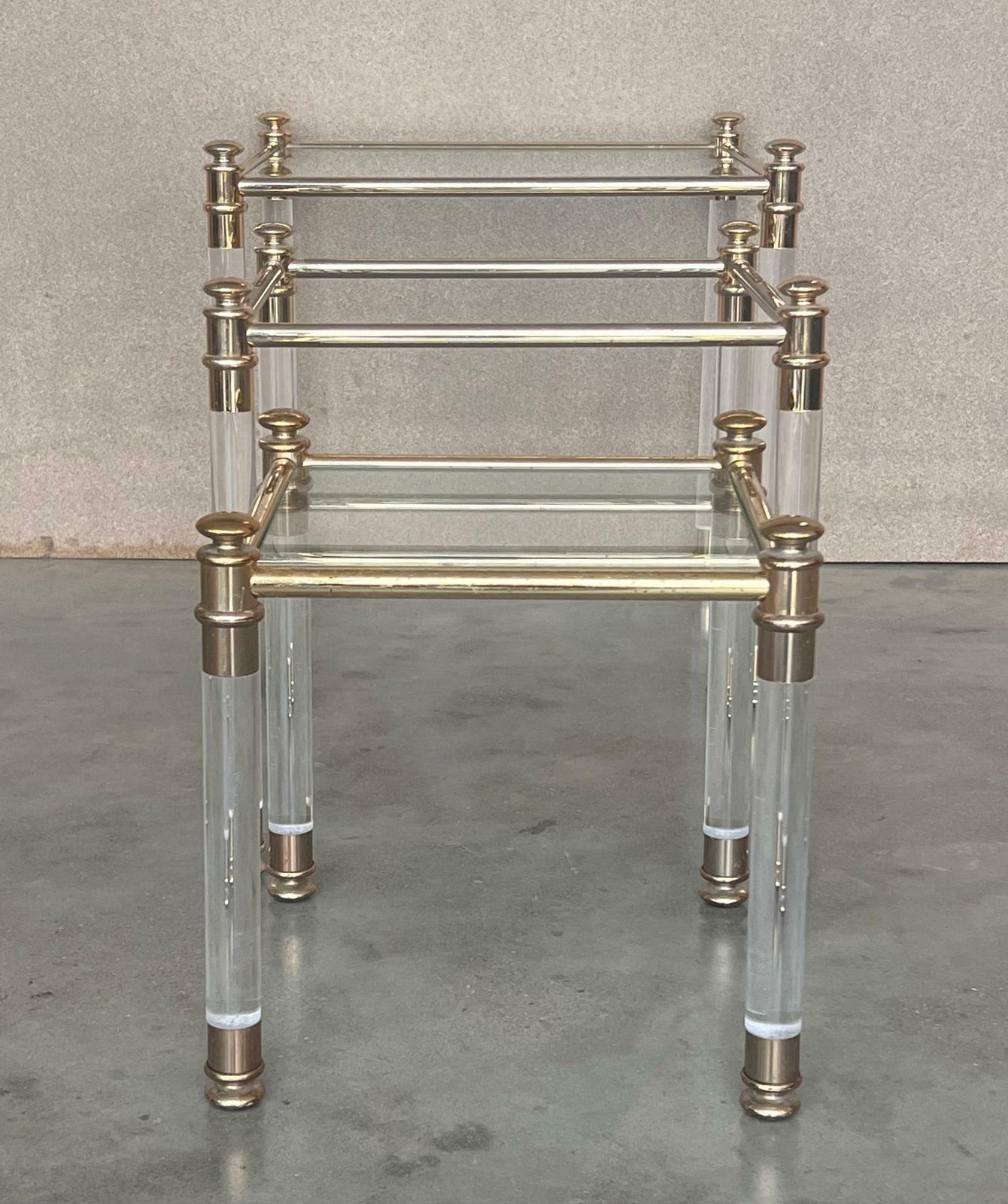 Ensemble de trois tables gigognes vintage en Lucite et laiton, plateau en verre photo vintage