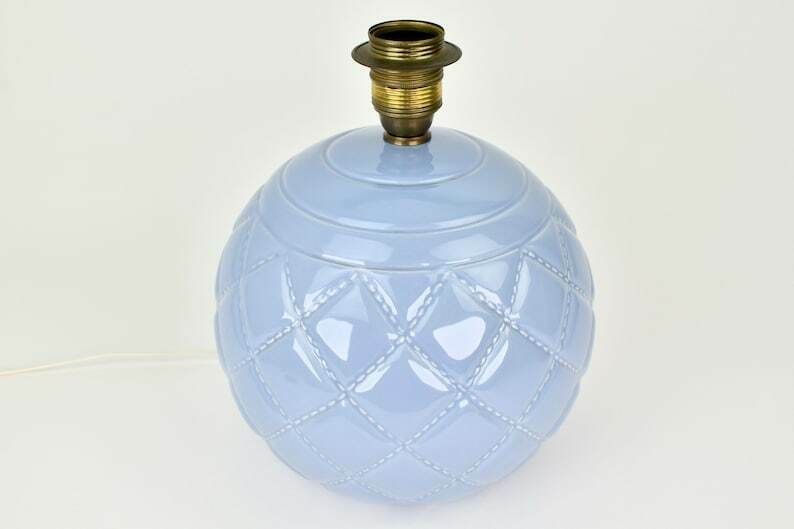 Vintage Frans Lila Keramische Tafellamp | Mid Century Paars Geribbeld Rond Bolmodel Met Messing Accenten, Brocante Porselein, Ca. Jaren 1950 photo for sale