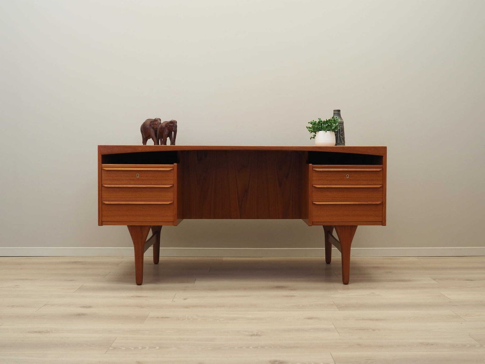 Teak Desk, Danish Design, 1960s, Designer: Vald Mortensen, Production: Odense photo furniture