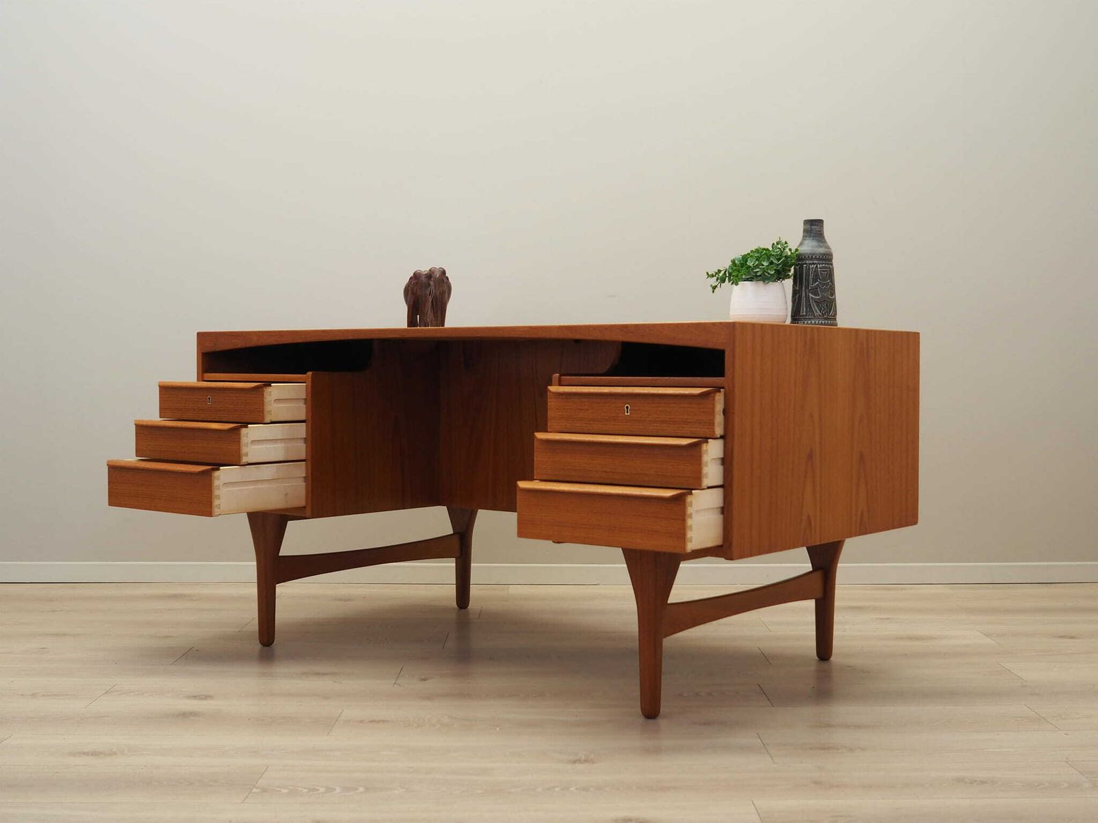 Teak Desk, Danish Design, 1960s, Designer: Vald Mortensen, Production: Odense photo Furniture