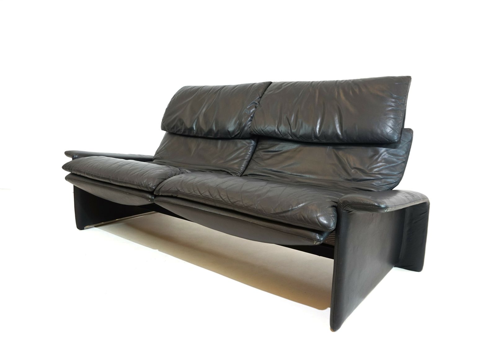 Saporiti Italia 2 Seater Leather Sofa By Giovanni Offredi