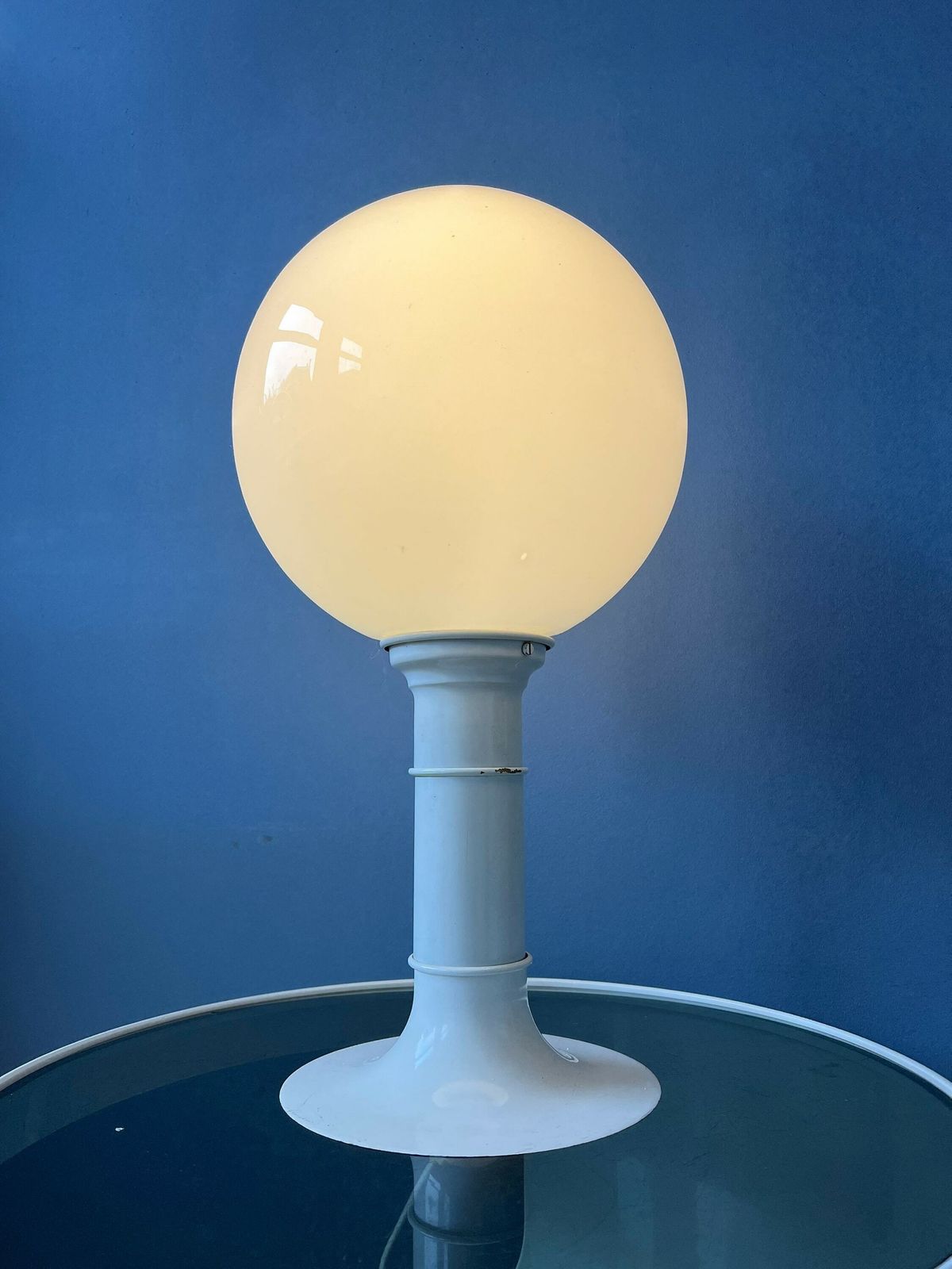 Witte Space Age Tafellamp Van Woja Holland Met Opaline Glazen Kap photo furniture