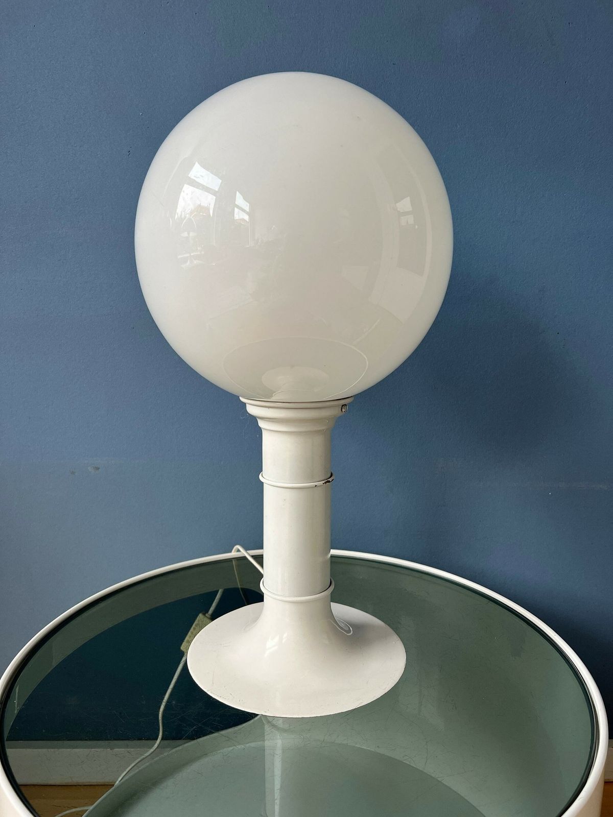 Witte Space Age Tafellamp Van Woja Holland Met Opaline Glazen Kap photo buy