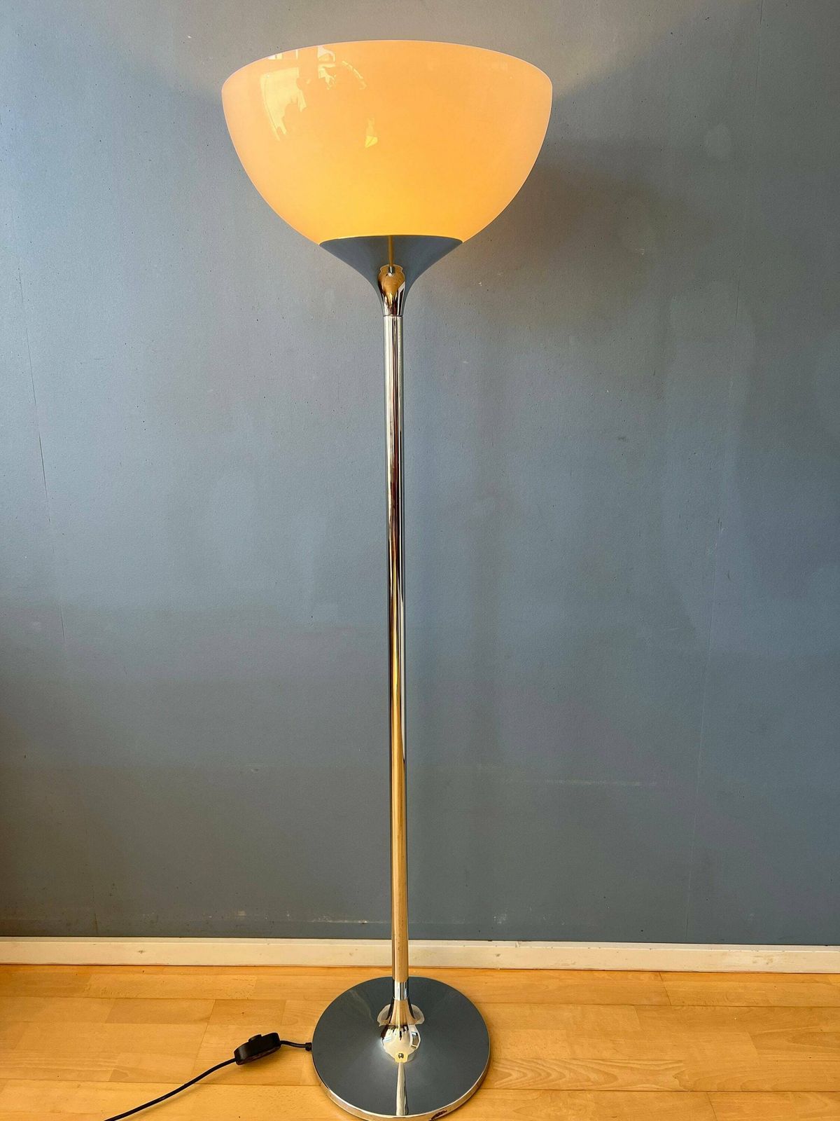 Guzzini Flash Space Age Vloerlamp Met Chromen Voet En Witte Acrylglazen Kap