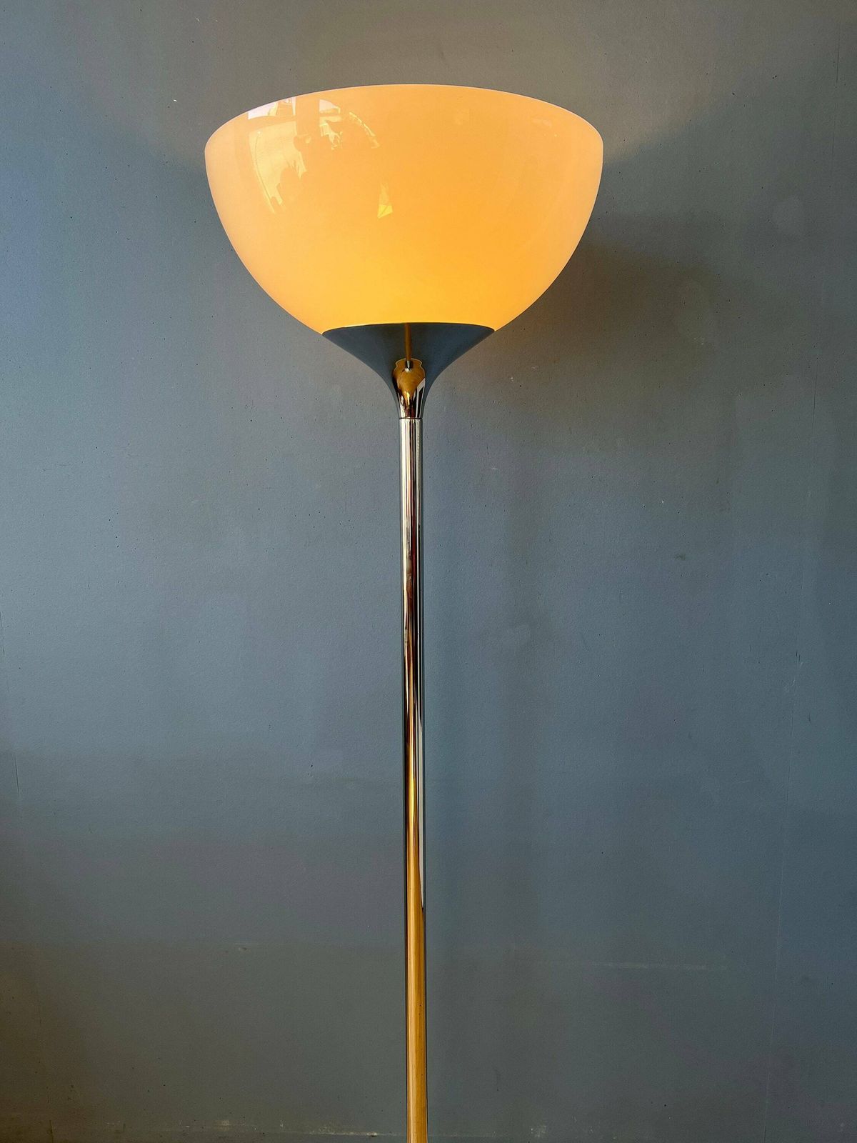 Guzzini Flash Space Age Vloerlamp Met Chromen Voet En Witte Acrylglazen Kap photo furniture
