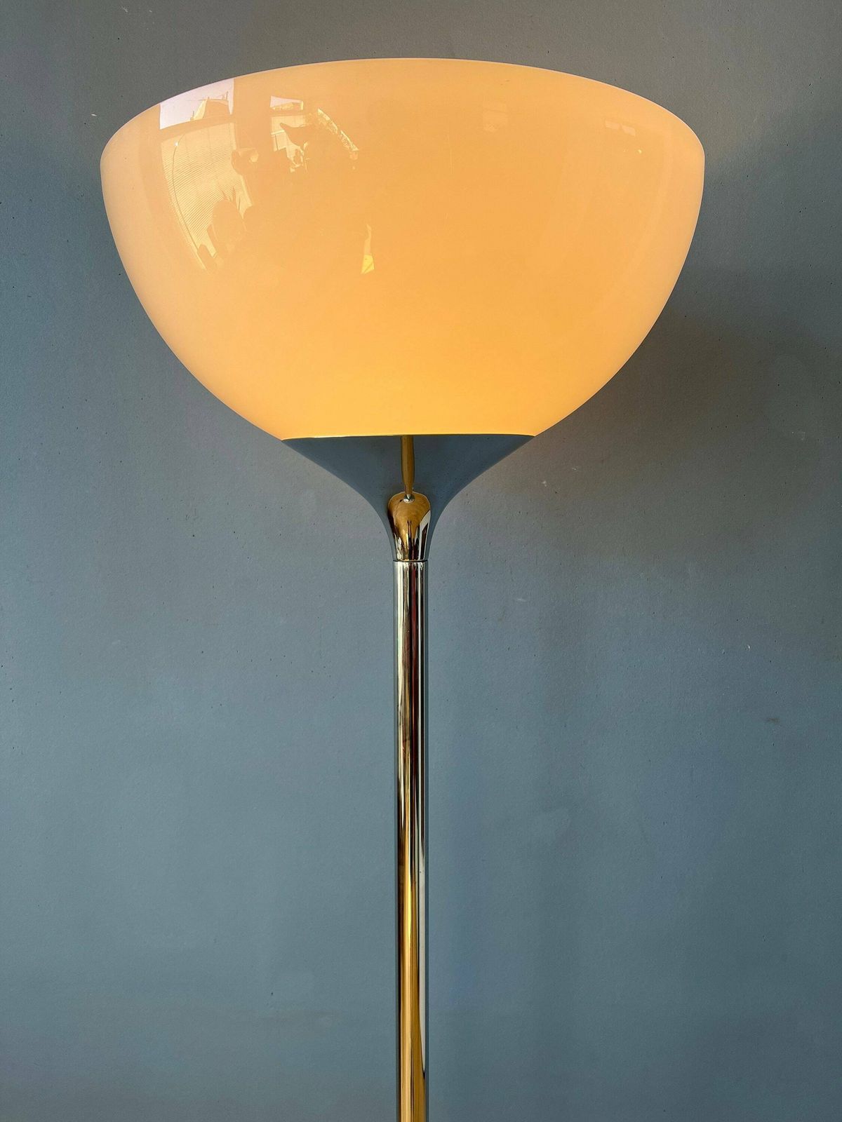 Guzzini Flash Space Age Vloerlamp Met Chromen Voet En Witte Acrylglazen Kap photo Verlichting
